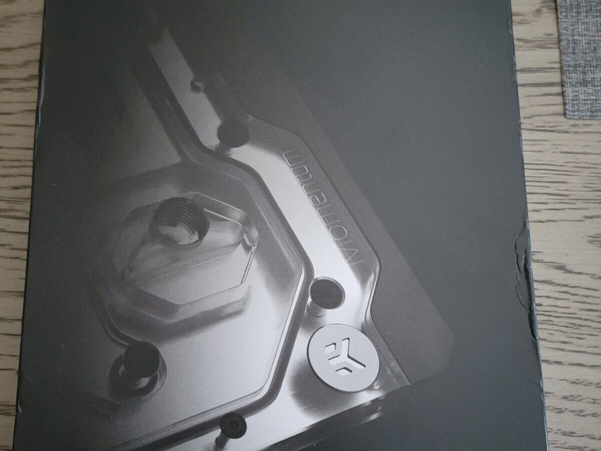 EK-Quantum Momentum ROG Crosshair VIII Hero - Full Nickel