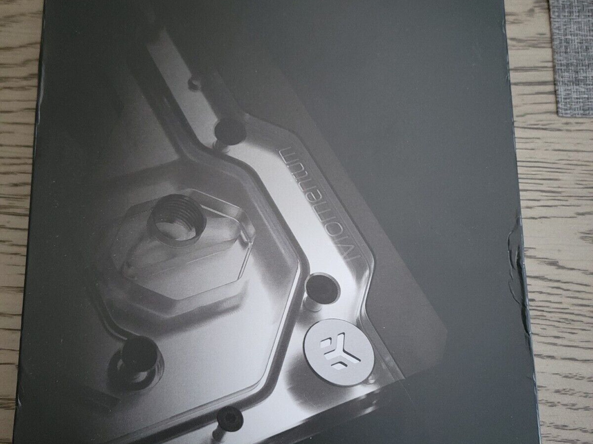 EK-Quantum Momentum ROG Crosshair VIII Hero - Full Nickel