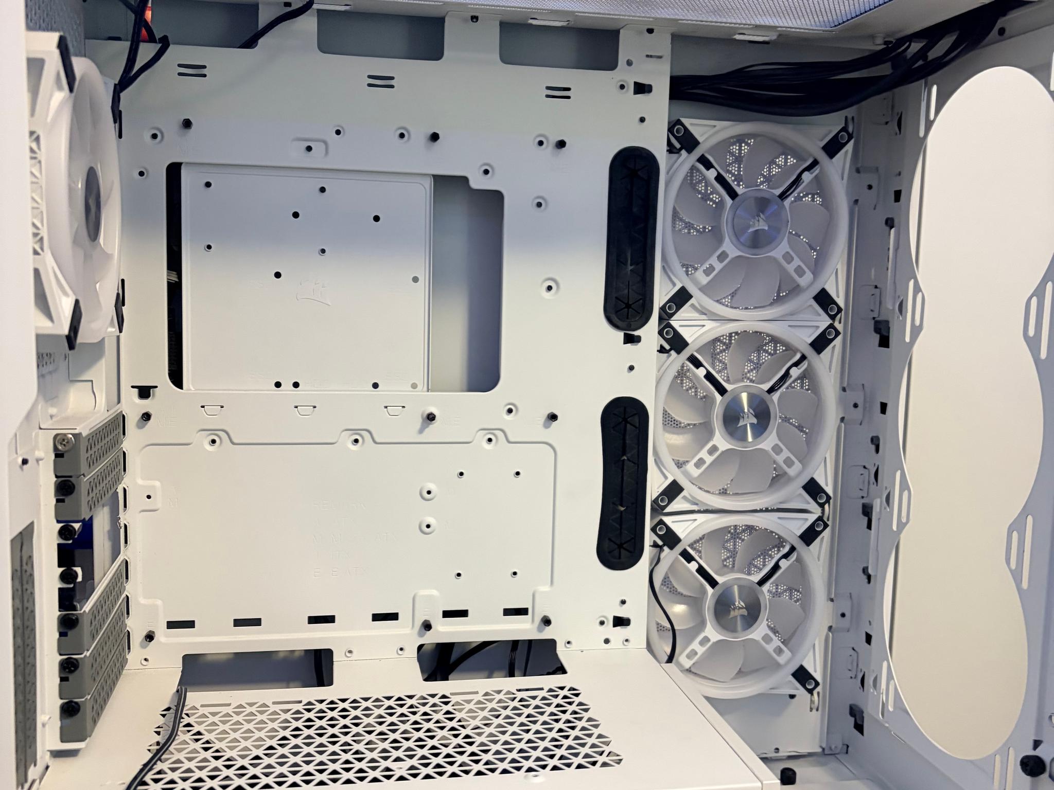 Corsair iCUE 5000X RGB QL Edition (White - Tempered Glass) - Image 1