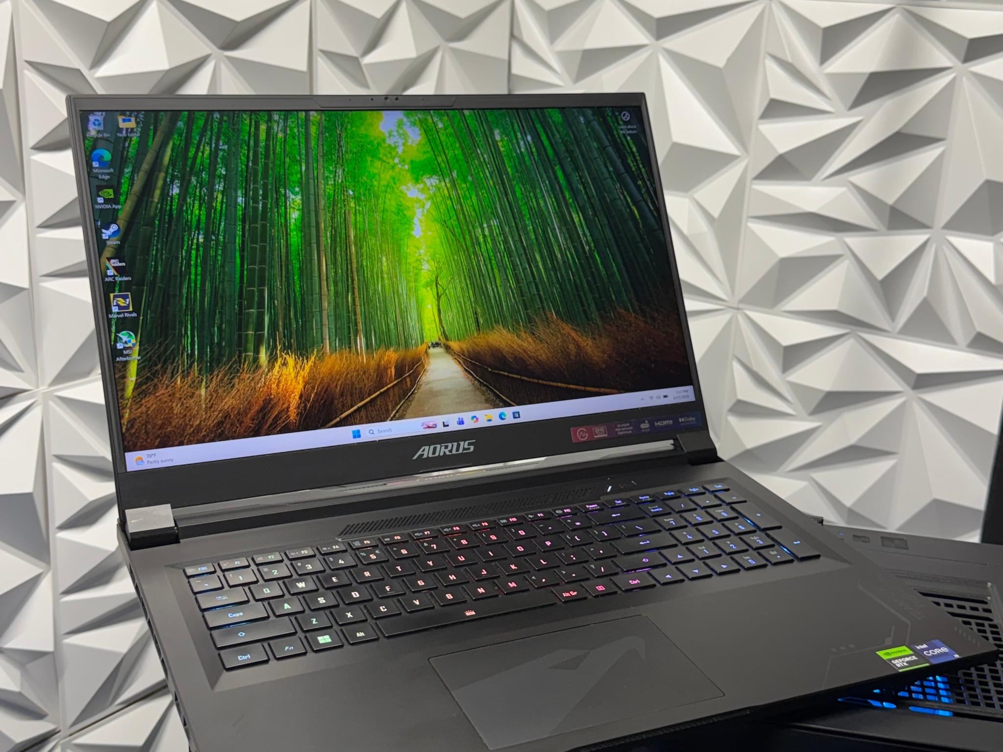 RTX 4080 / i9-14900HX / 32GB DDR5 Ram / 2TB SSD / 240Hz refresh rate