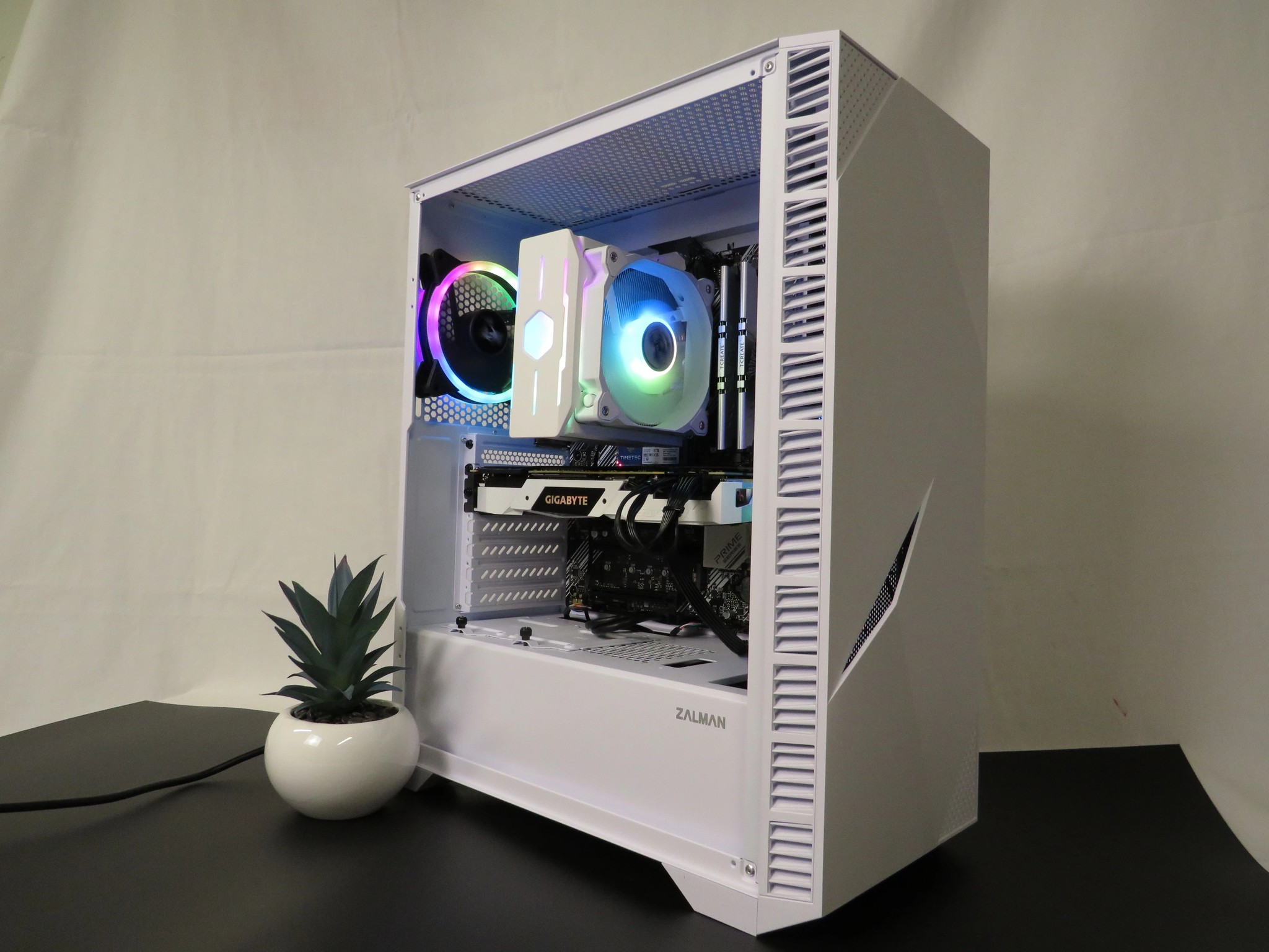 Black and White Beauty! RTX 2080 + Ryzen 5 2600X + 16 GB DDR4 + 1 TB NVME