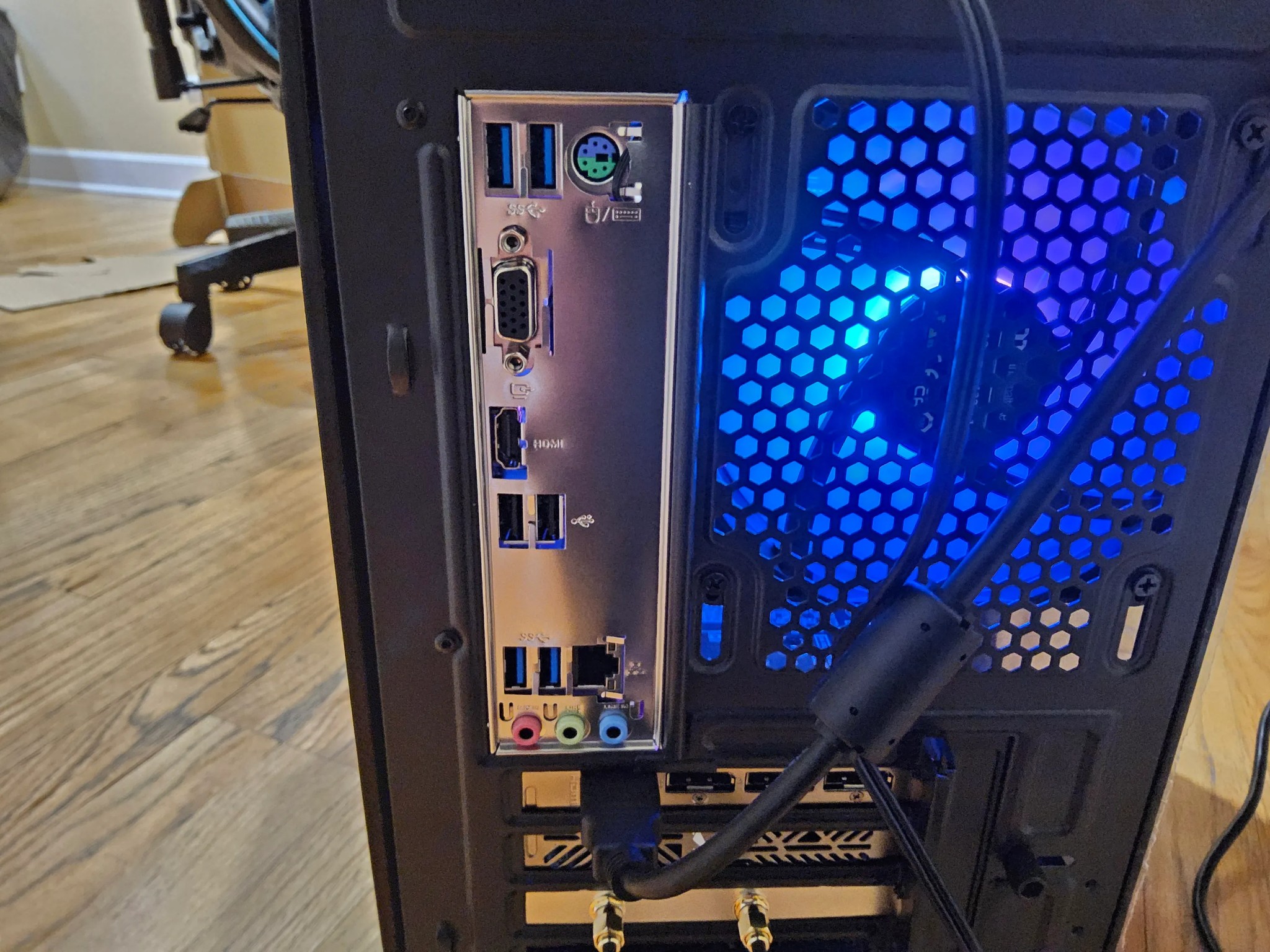 RTX 5060 / ryzen 7 5800xt / 32GB DDR4 / 1TB SSD / Windows 11 pro /  Wifi 7