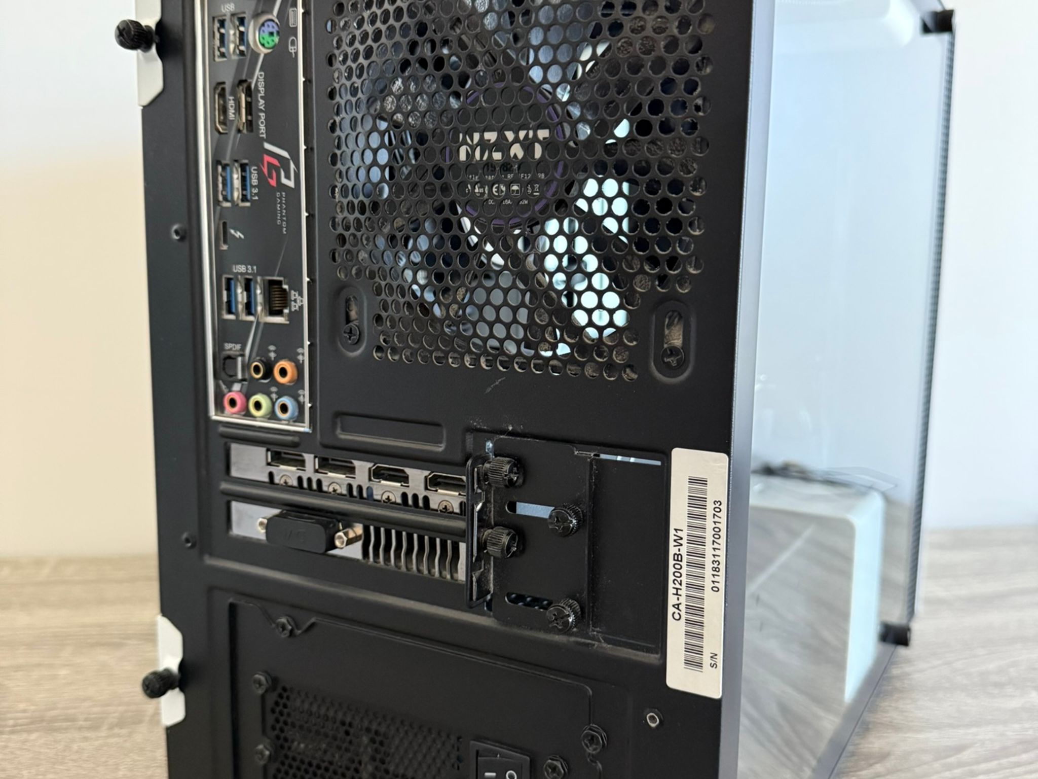 Sleek White Mini Gaming PC: i5-9600K, GTX 1070 Ti, 32GB RAM - Perfect for Esports & Minimalist Setup