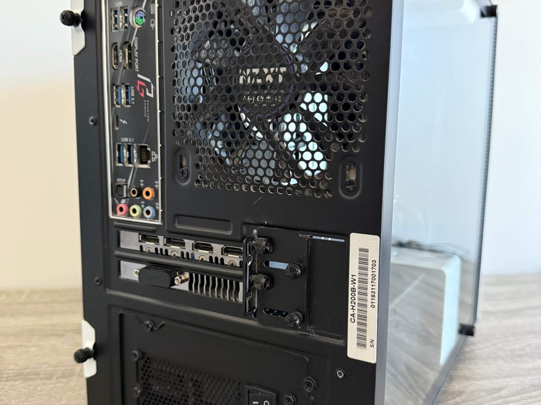 Sleek White Mini Gaming PC: i5-9600K, GTX 1070 Ti, 32GB RAM - Perfect for Esports & Minimalist Setup