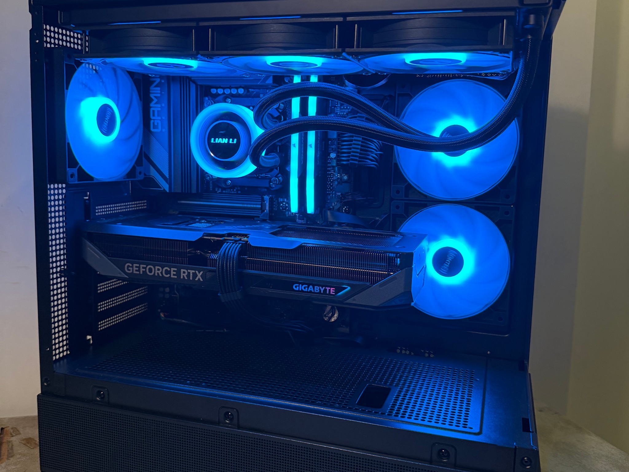 BLUE ICE: RTX 5070|Ryzen 7 9700x|32 GIGS of DDR5 RAM|360mm AIO|WIFI Ready|Windows 11 pro ACTIVATED|