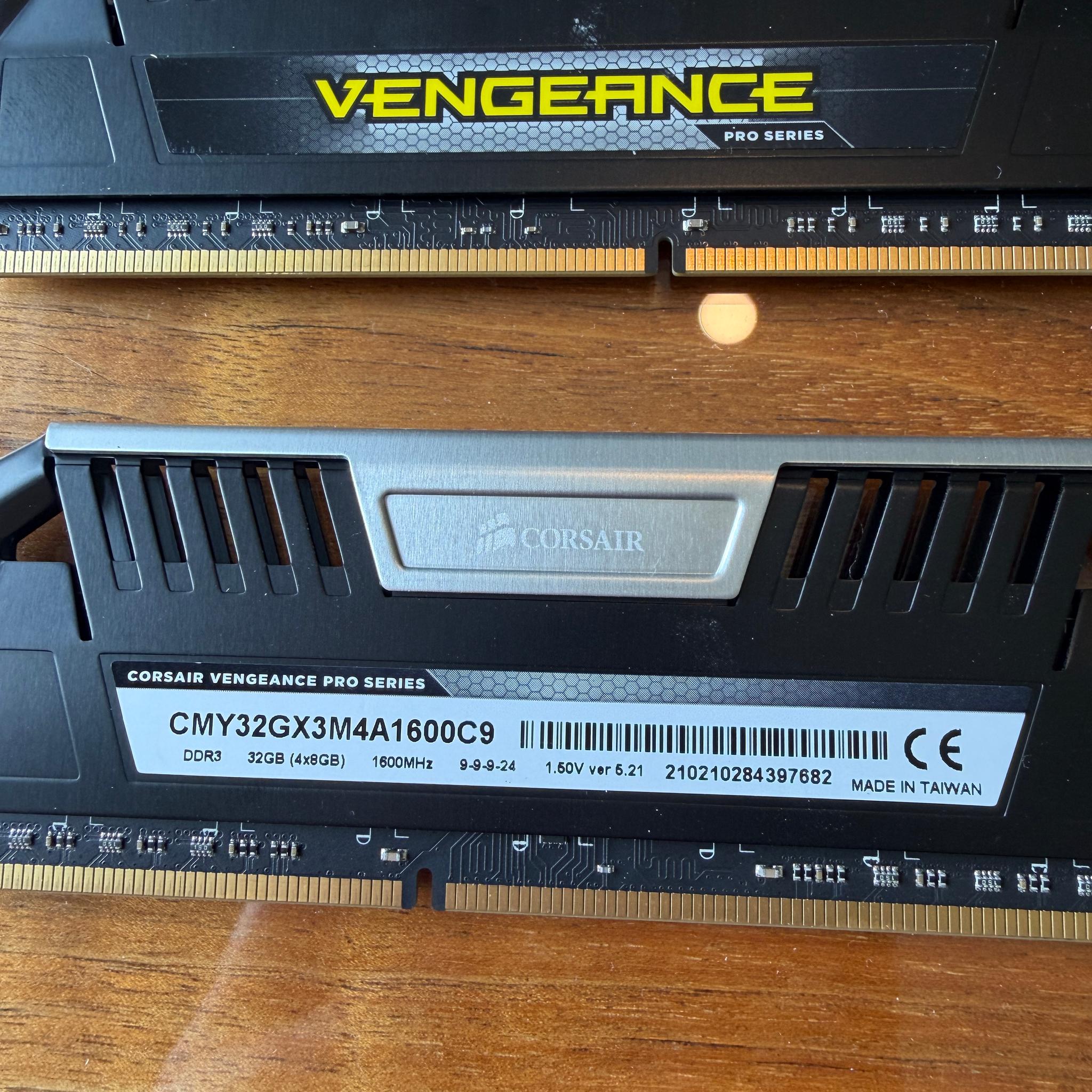 VENGEANCE® Pro Series — 32GB (4 x 8GB) DDR3 DRAM 1600MHz C9 Memory Kit