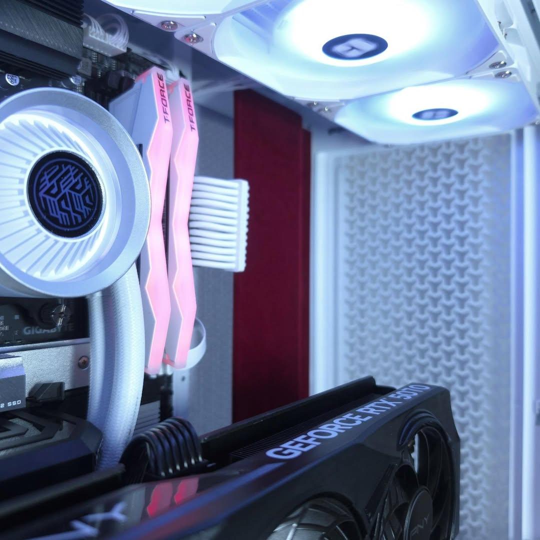 ASUS RTX 5070 ❤️ Ryzen 7 9800X3D