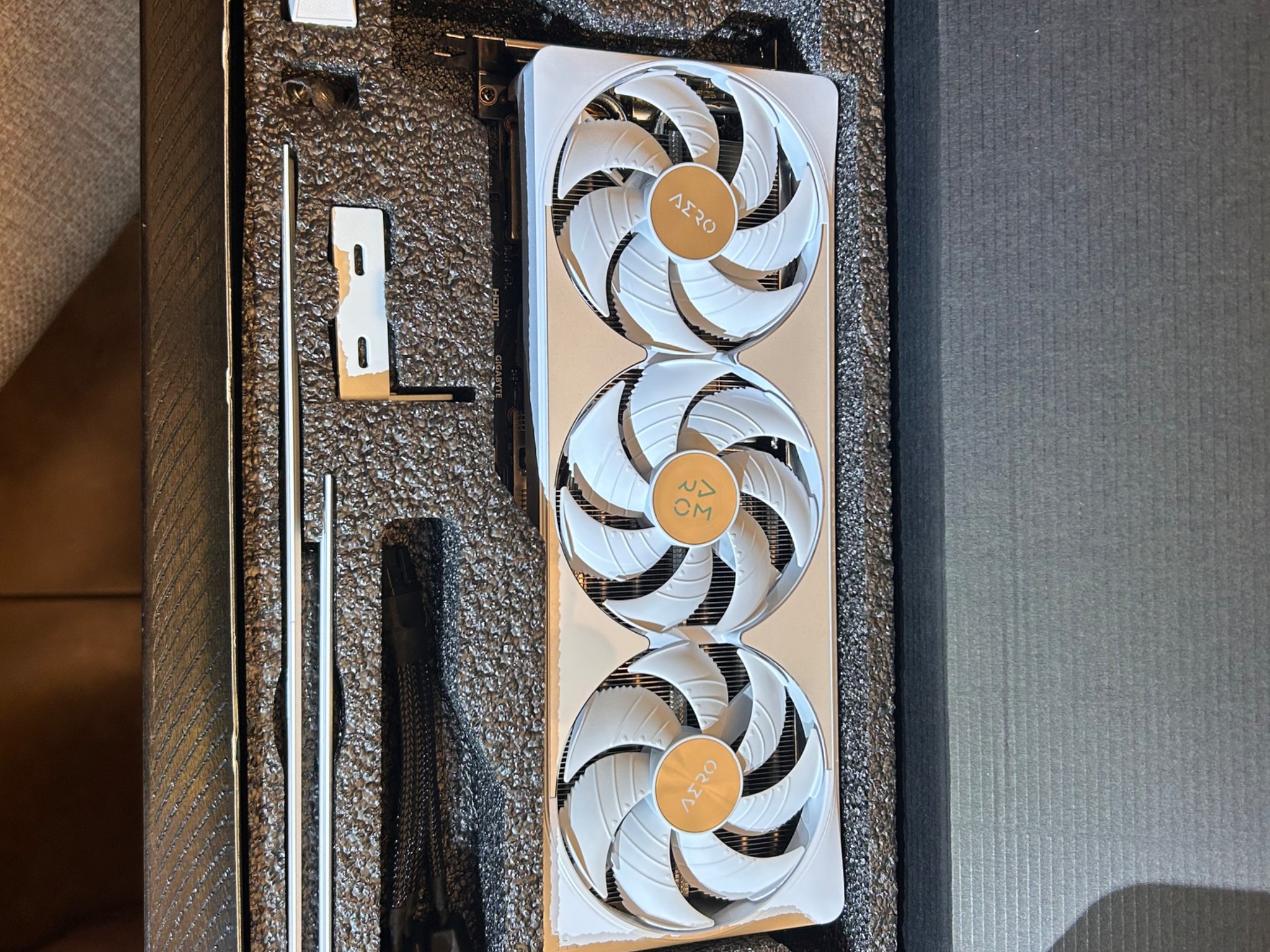 RTX 5080 AERO SFF White OC edition W/ RM1000X Corsair Power Supply White