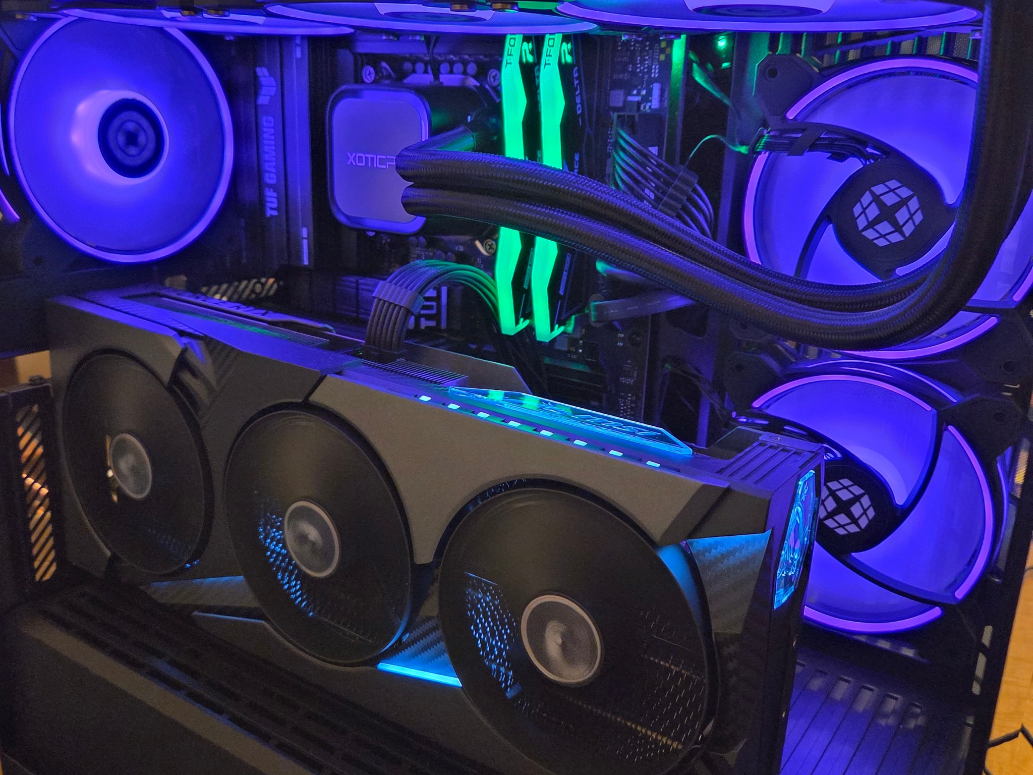 Y40 Ultimate — RTX 5070 Ti, Core Ultra 7 265K, 32GB DDR5, 2TB SSD