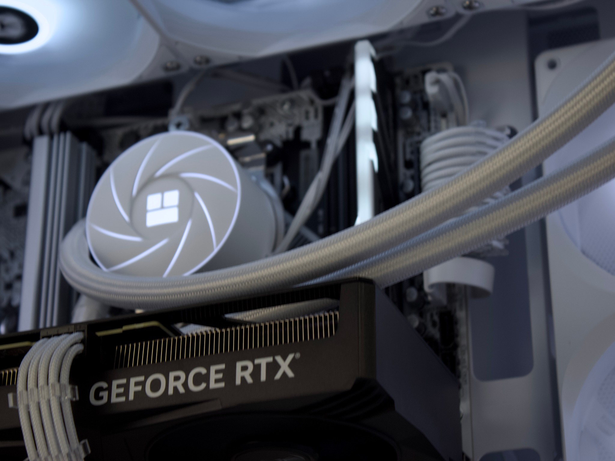 ❄️🧊💎- Whiteout 1440P Gaming PC | RTX 4070, Ryzen 5 7600X, 16GB RAM, 1TB SSD ❄️🧊💎