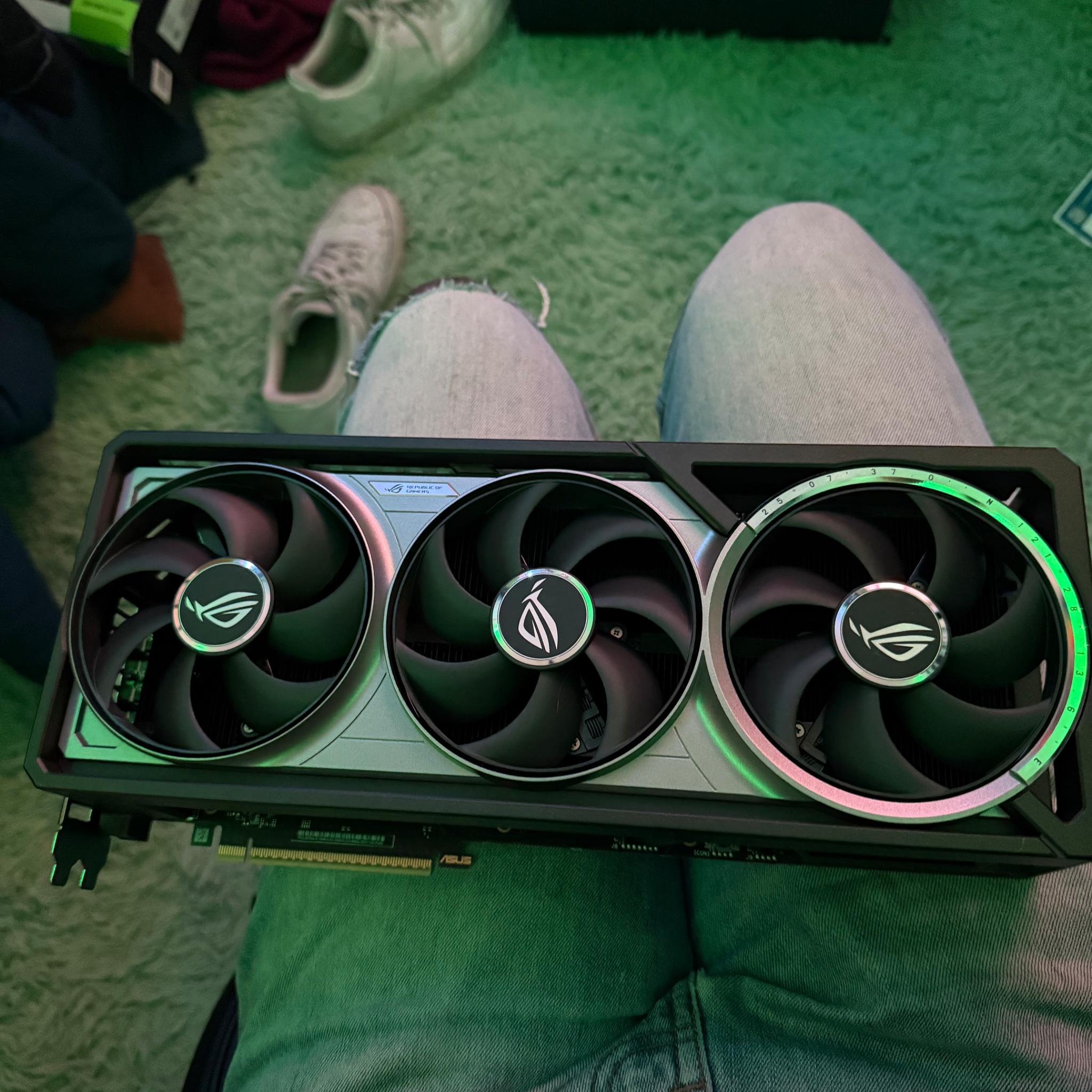 ASUS ROG Astral GeForce RTX 5080 - Like New, Powerful Performance, Unlocked