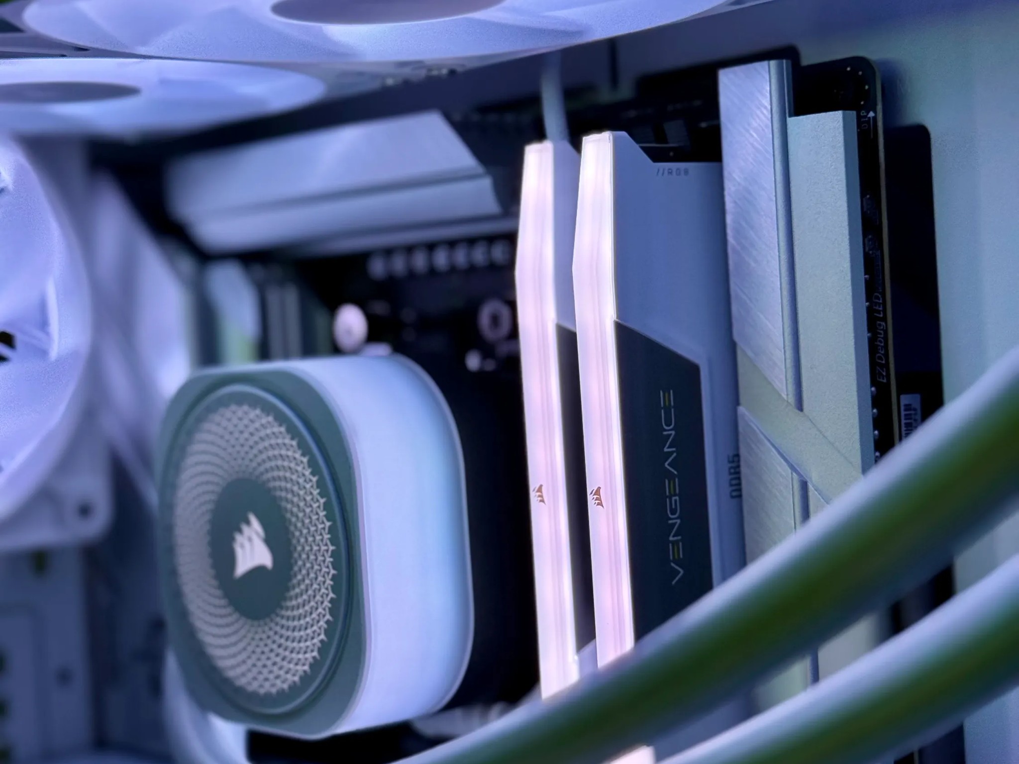 Corsair Dream Gaming PC ✨ 7900XT 20GB, Ryzen 7600X, 2TB M.2 SSD, 32GB RAM, Project ZERO MOBO, WIN11