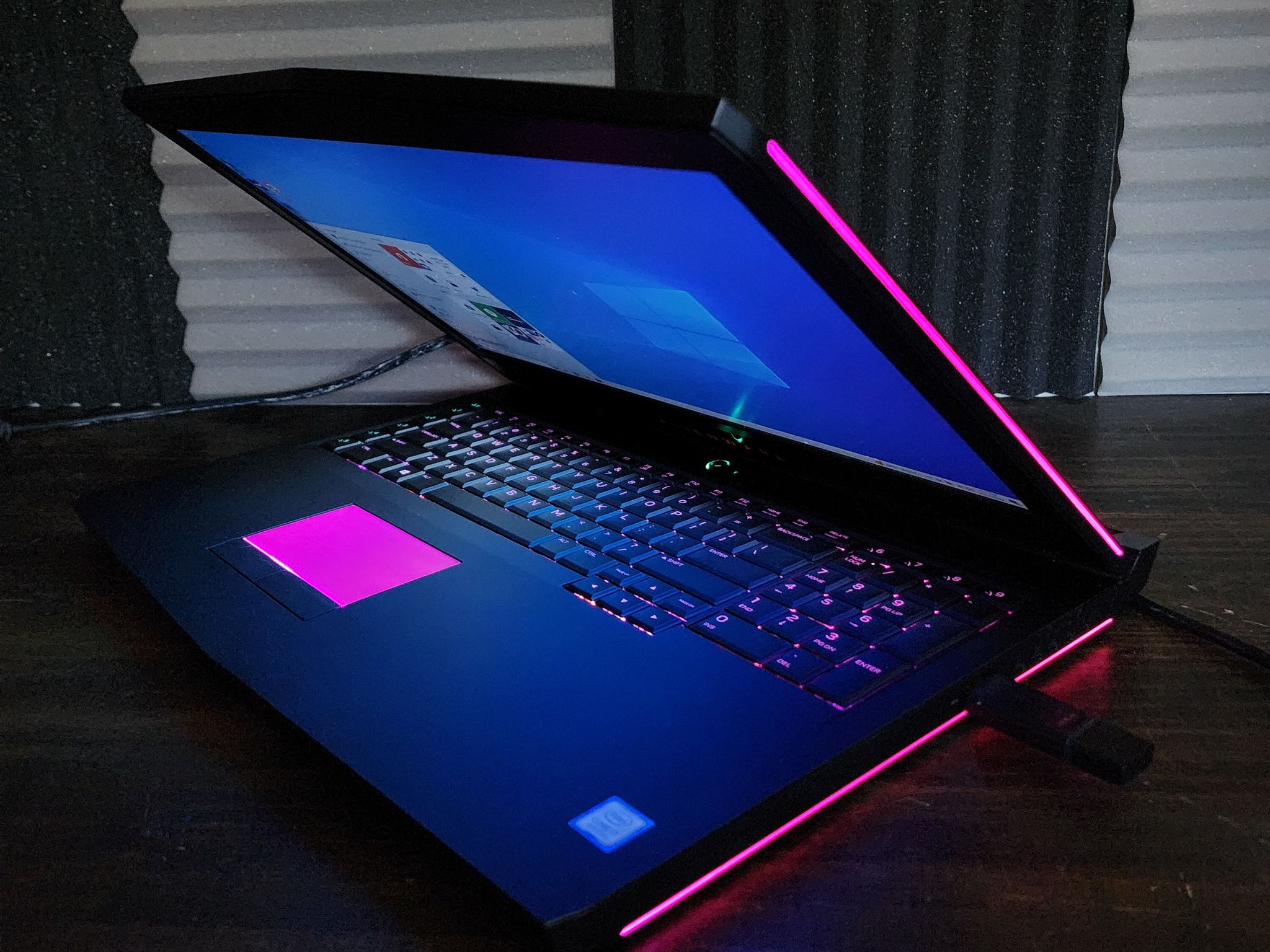 👽 GeForce GTX 1070 8GB // Intel Core i7 8750H // SK Hynix 16GB 2400MHz : Alienware 17 R5