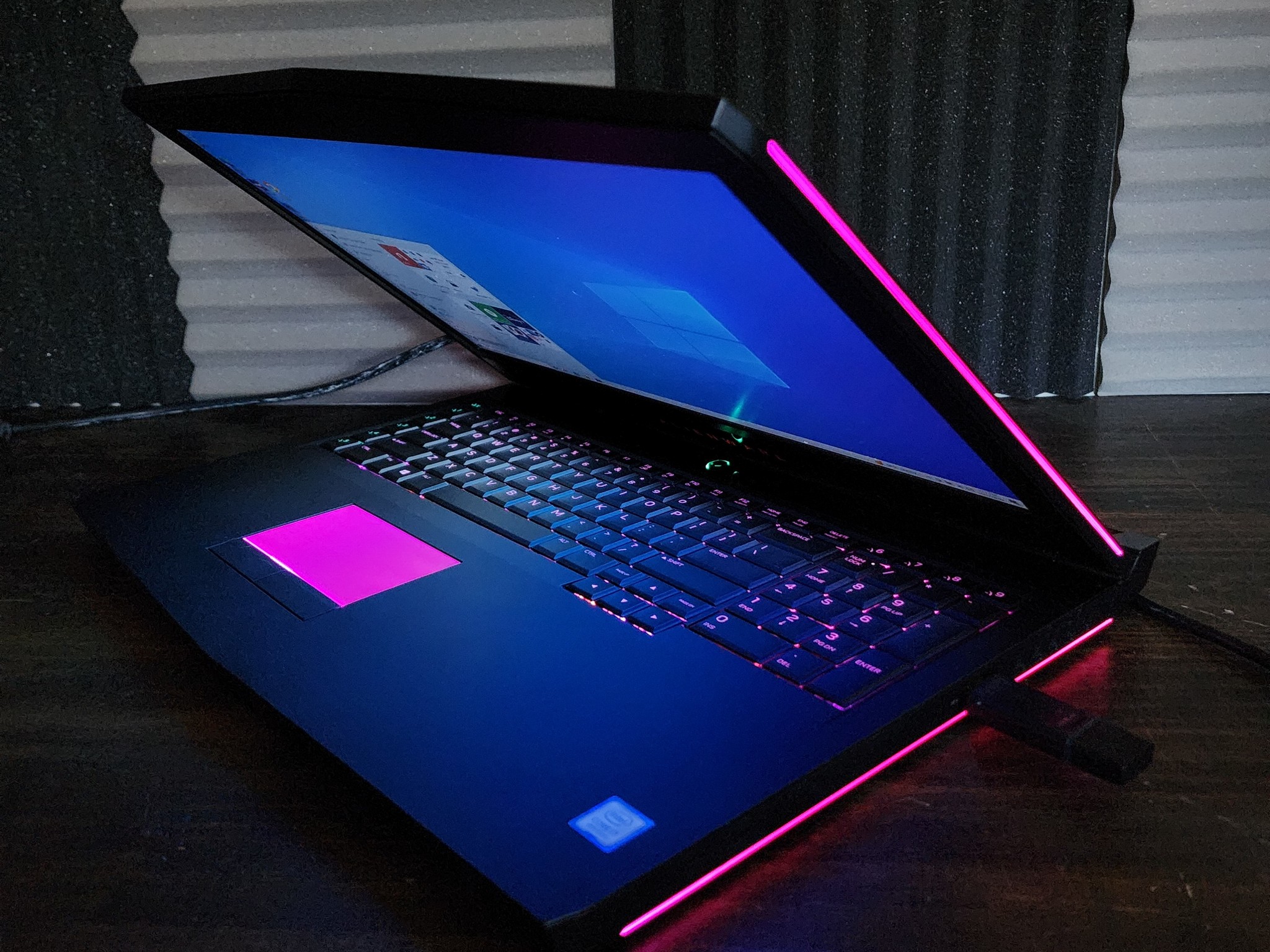 👽 GeForce GTX 1070 8GB // Intel Core i7 8750H // SK Hynix 16GB 2400MHz : Alienware 17 R5