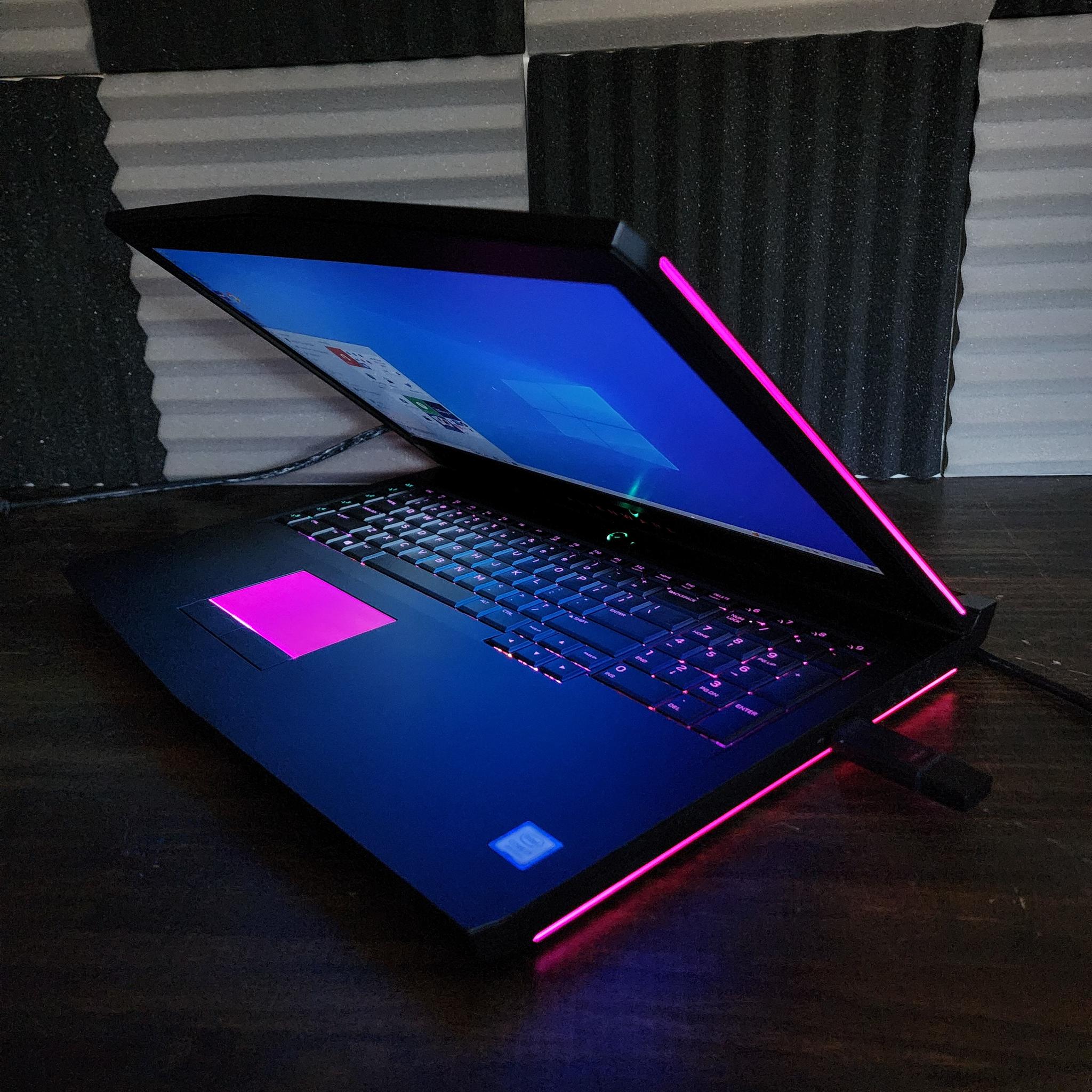 👽 GeForce GTX 1070 8GB // Intel Core i7 8750H // SK Hynix 16GB 2400MHz : Alienware 17 R5