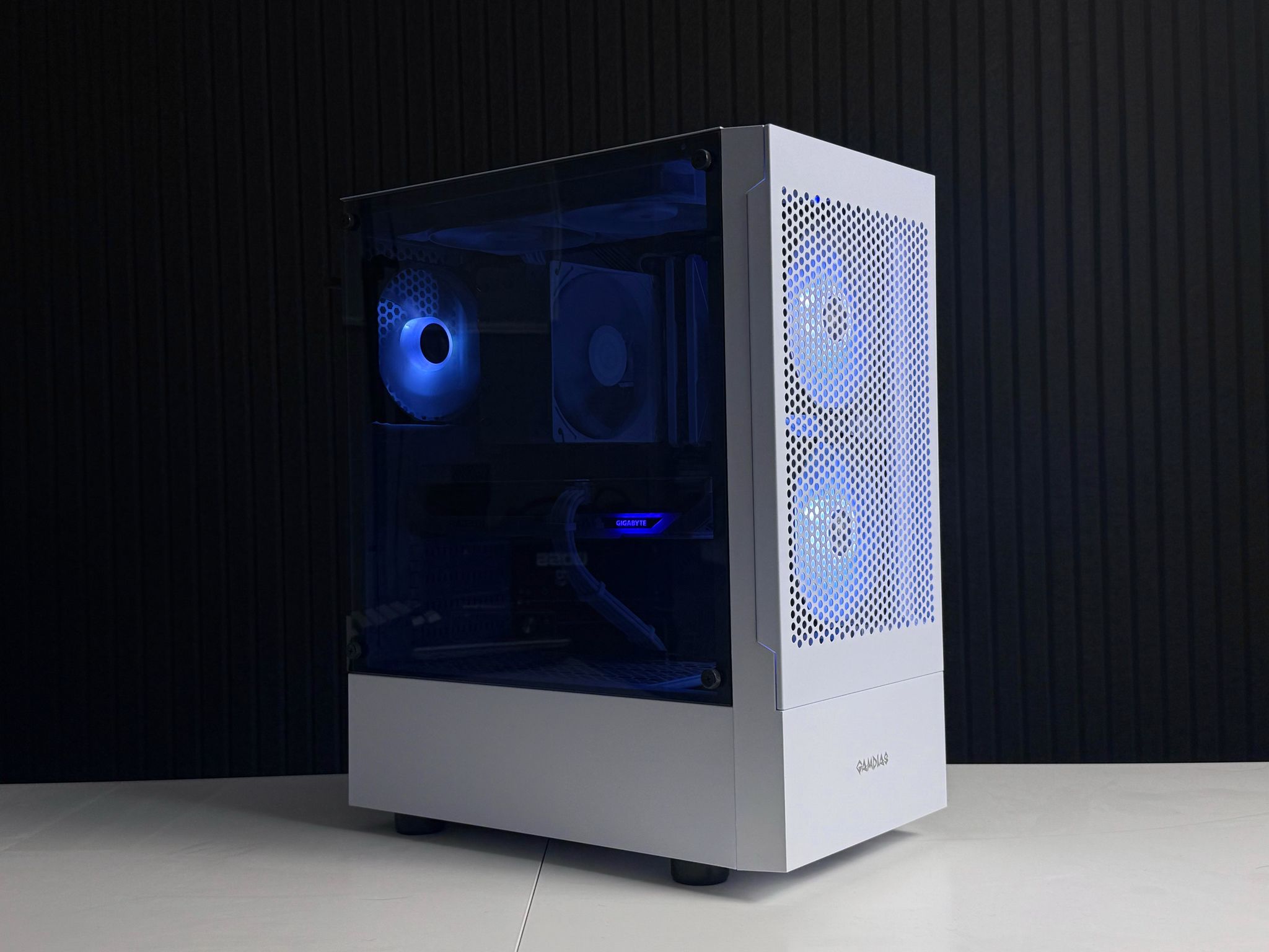 Arctic Gaming PC | RX9060XT, Ryzen 7 5700X | 16GB DDR4 | 1TB NVMe