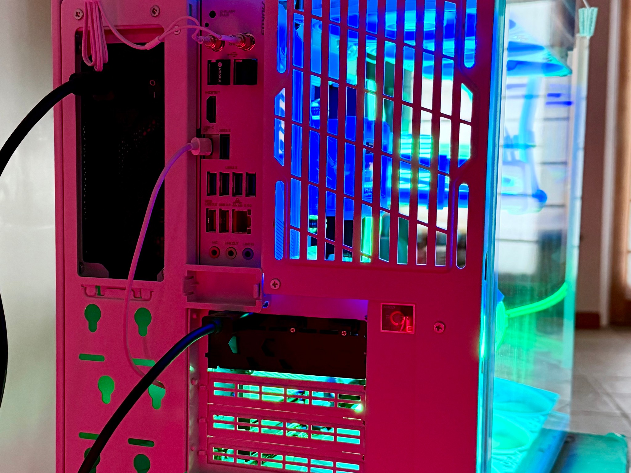 New White & Black Gaming PC | Ryzen 5 7600X | RX 9060 XT | 32GB DDR5 | PCIe 5.0 | 360MM AIO