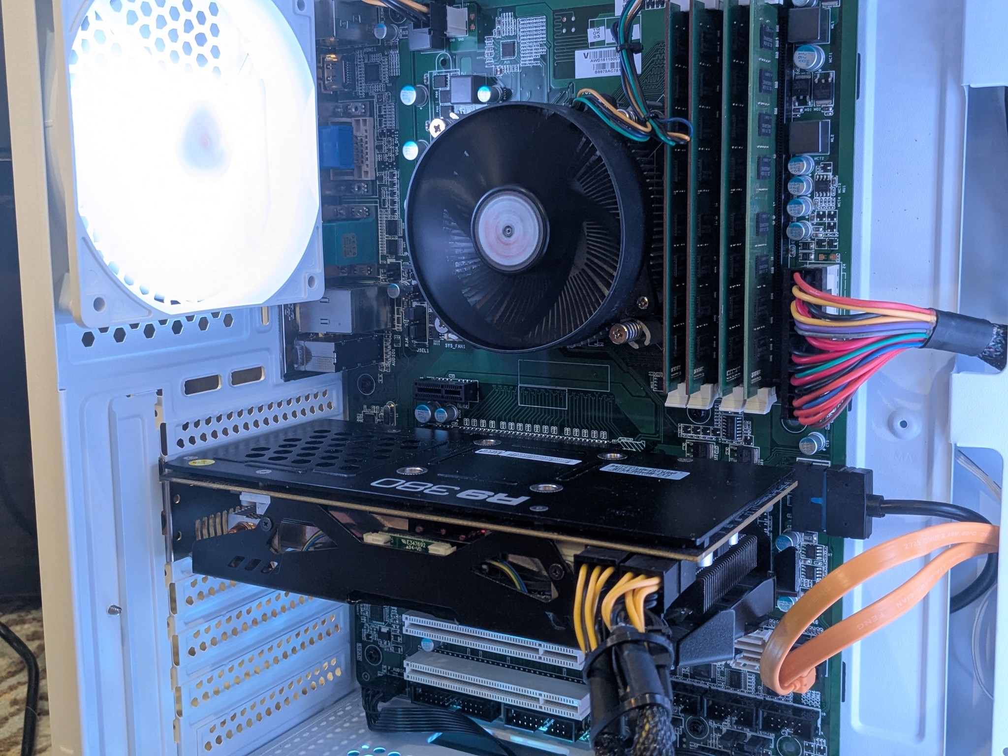 80 FPS Fortnite | i5-4590, 16GB RAM, 240GB SSD, 1TB HDD, R9 380 4GB, RGB, Wifi