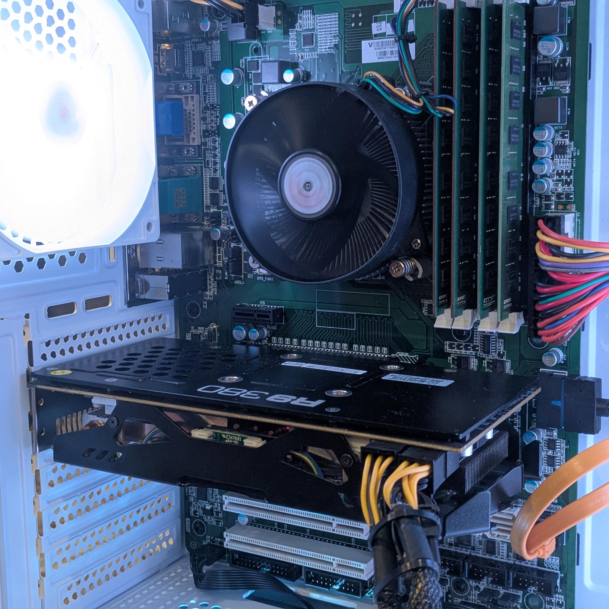 80 FPS Fortnite | i5-4590, 16GB RAM, 240GB SSD, 1TB HDD, R9 380 4GB, RGB, Wifi