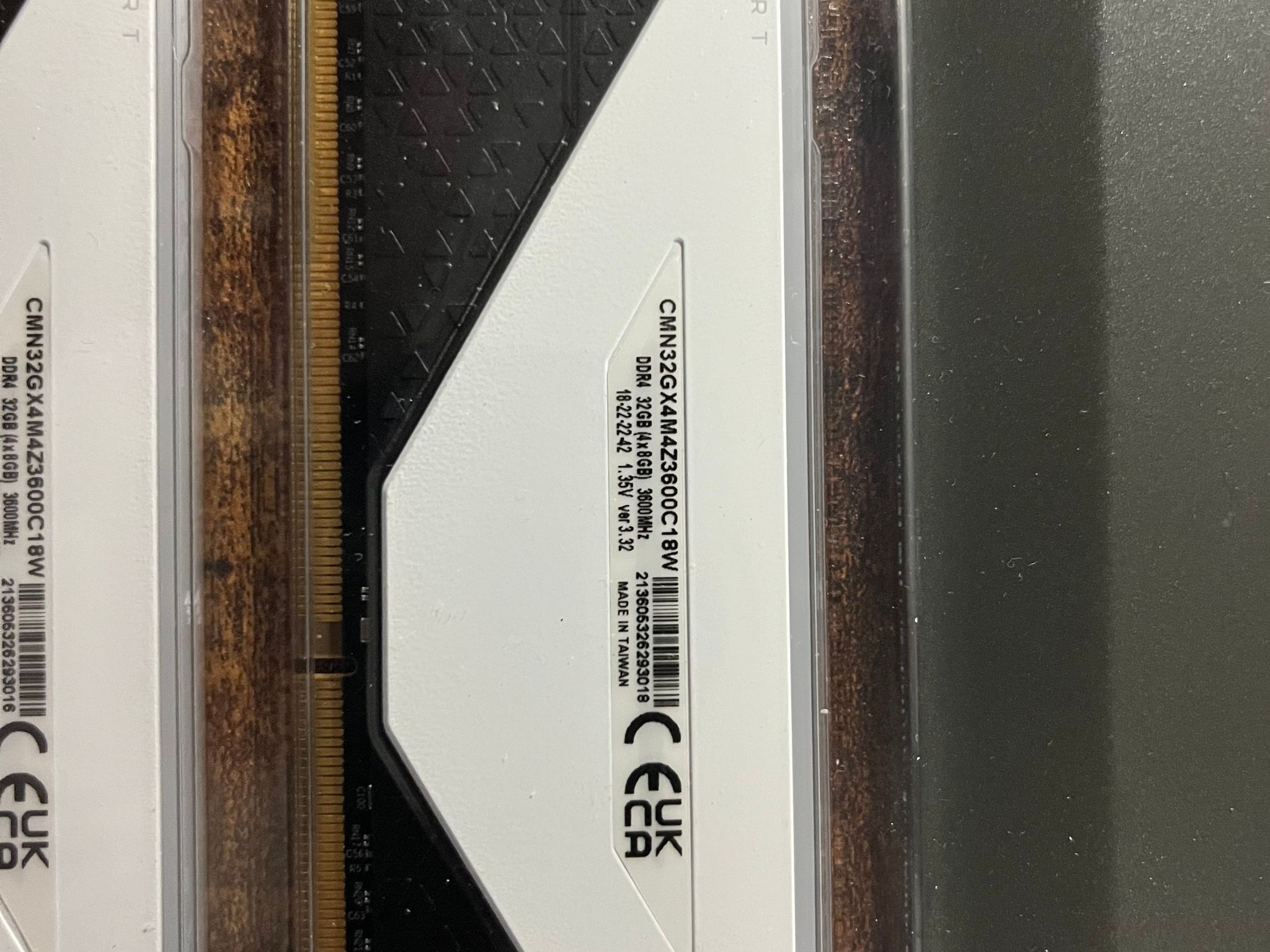 VENGEANCE RGB RT 32GB (4 x 8GB) DDR4 DRAM 3600MHz C18 Memory Kit – White