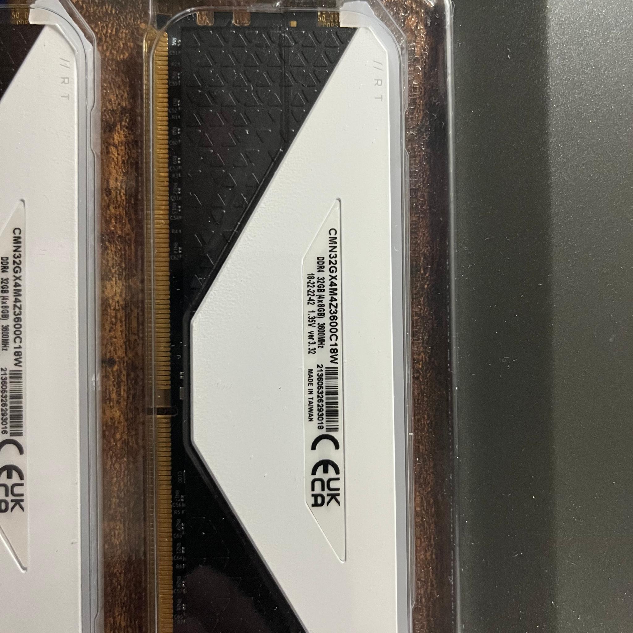 VENGEANCE RGB RT 32GB (4 x 8GB) DDR4 DRAM 3600MHz C18 Memory Kit – White