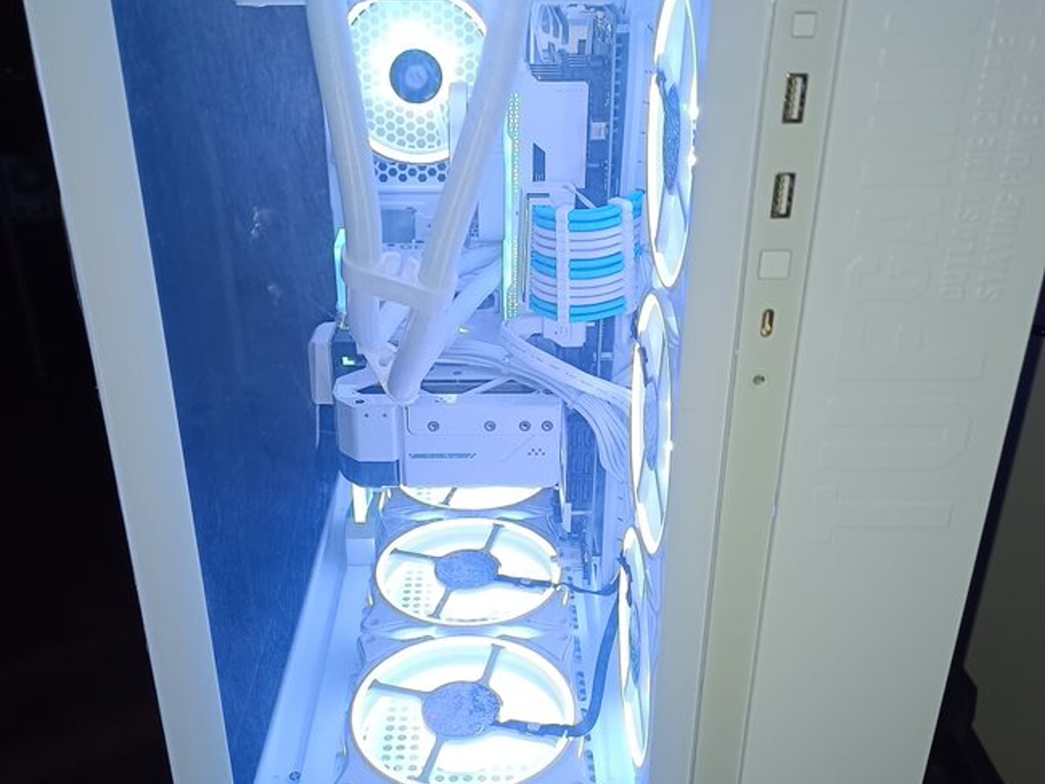 SNOWBLIND  Ryzen 5 5600X3D -4070 Super 12gb Newly built gaming pc.