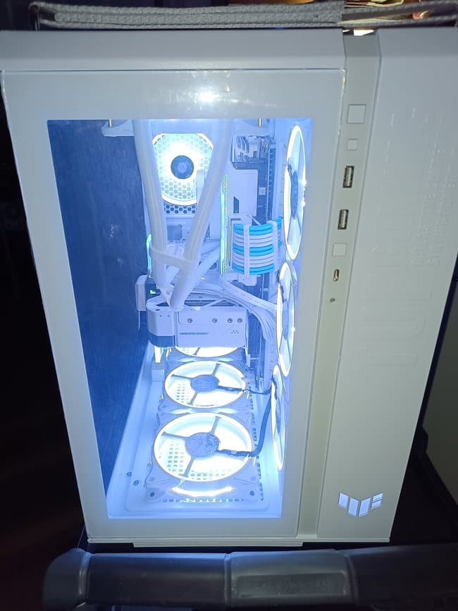 SNOWBLIND  Ryzen 5 5600X3D -4070 Super 12gb Newly built gaming pc.