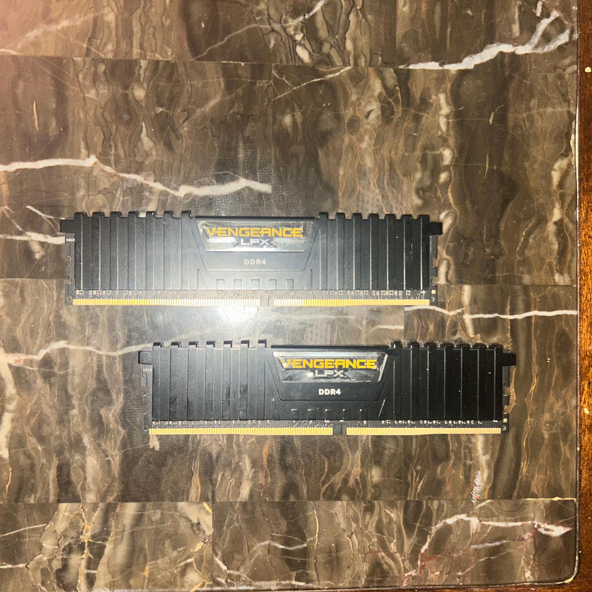 Corsair Vengeance LPX 16GB DDR4-2400 (2x8GB)