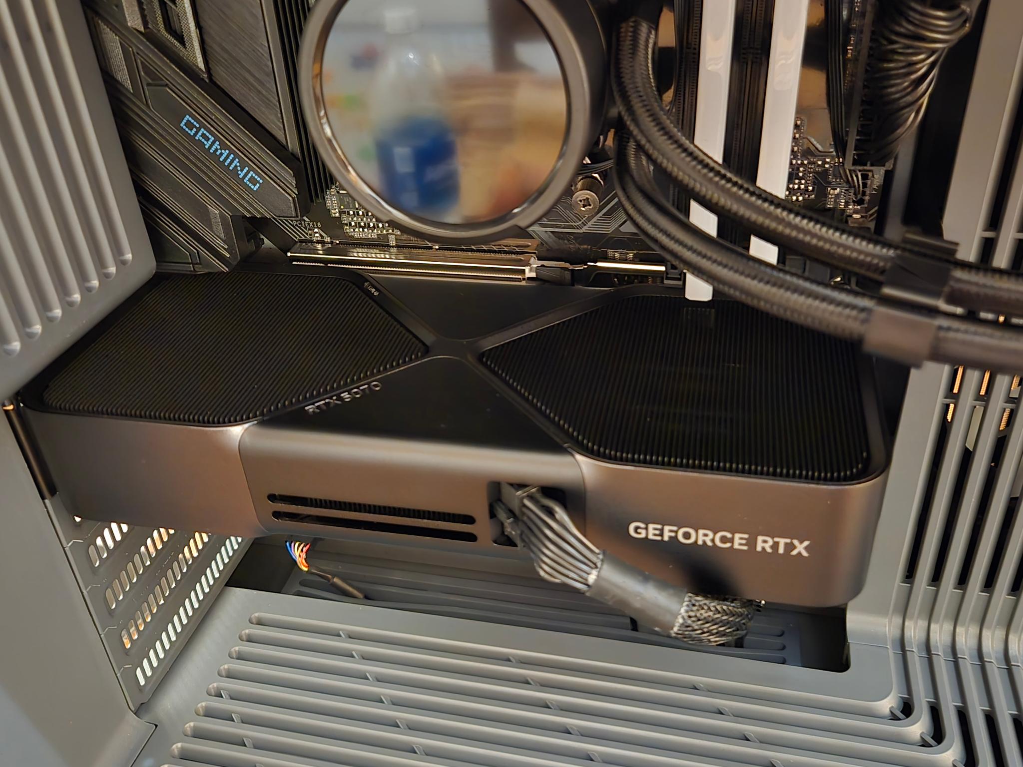 Ryzen 7 7800X3D RTX 5070 Founders Edition 32GB DDR5 Gaming PC