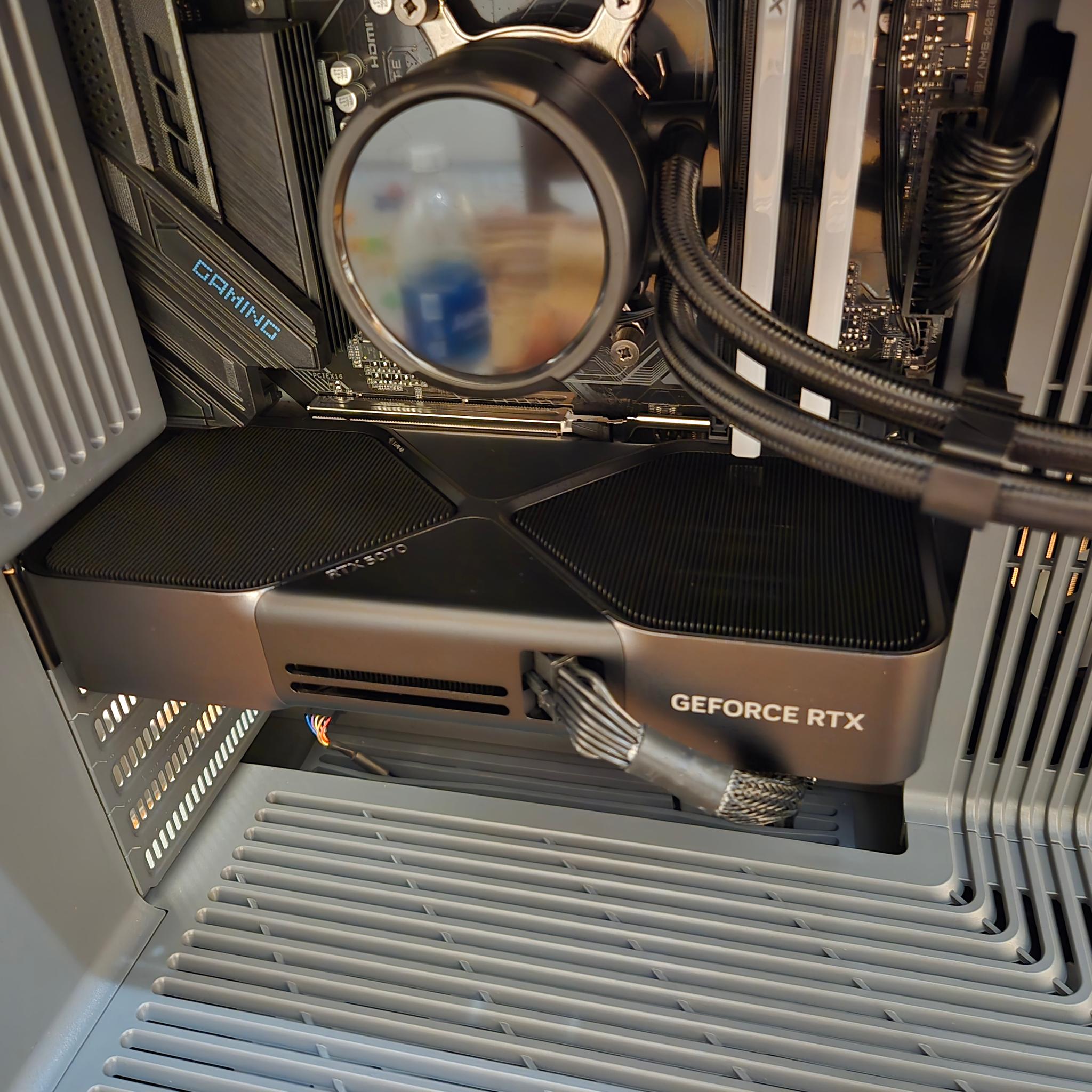 Ryzen 7 7800X3D RTX 5070 Founders Edition 32GB DDR5 Gaming PC