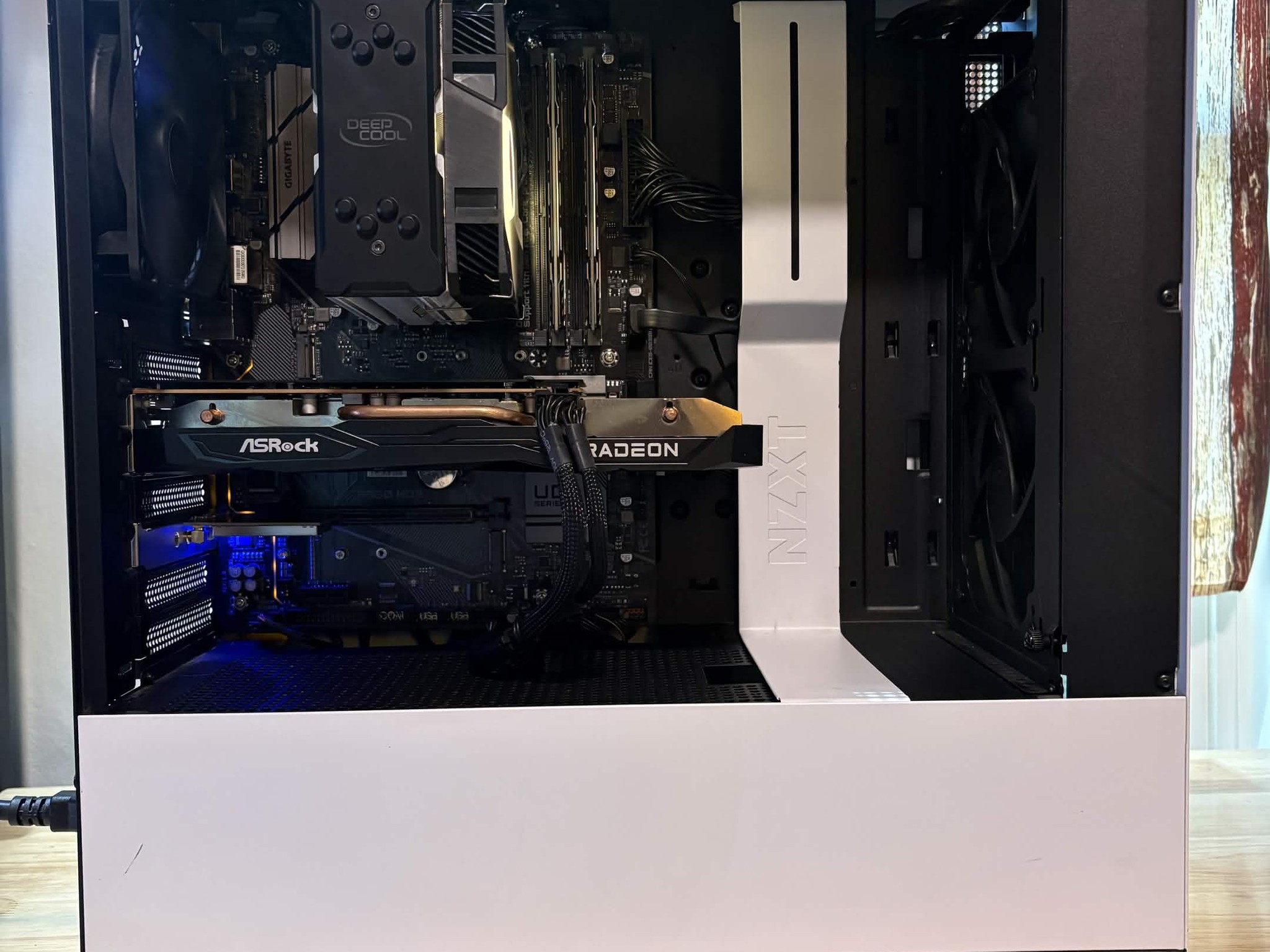 Black Cat Customs - FrostClaw (i5-10400 / RX 6600XT / 2x8GB RAM / 256GB SSD + 1TB HDD