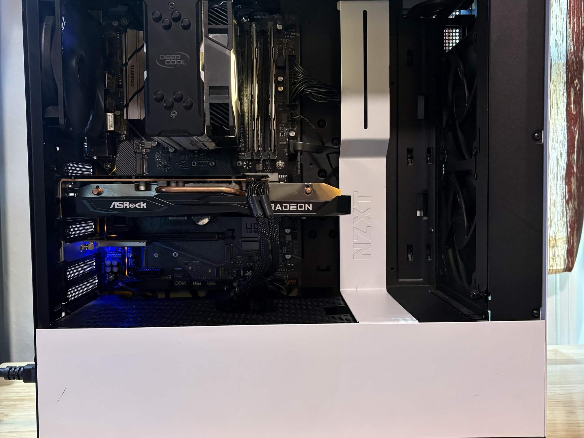 Black Cat Customs - FrostClaw (i5-10400 / RX 6600XT / 2x8GB RAM / 256GB SSD + 1TB HDD