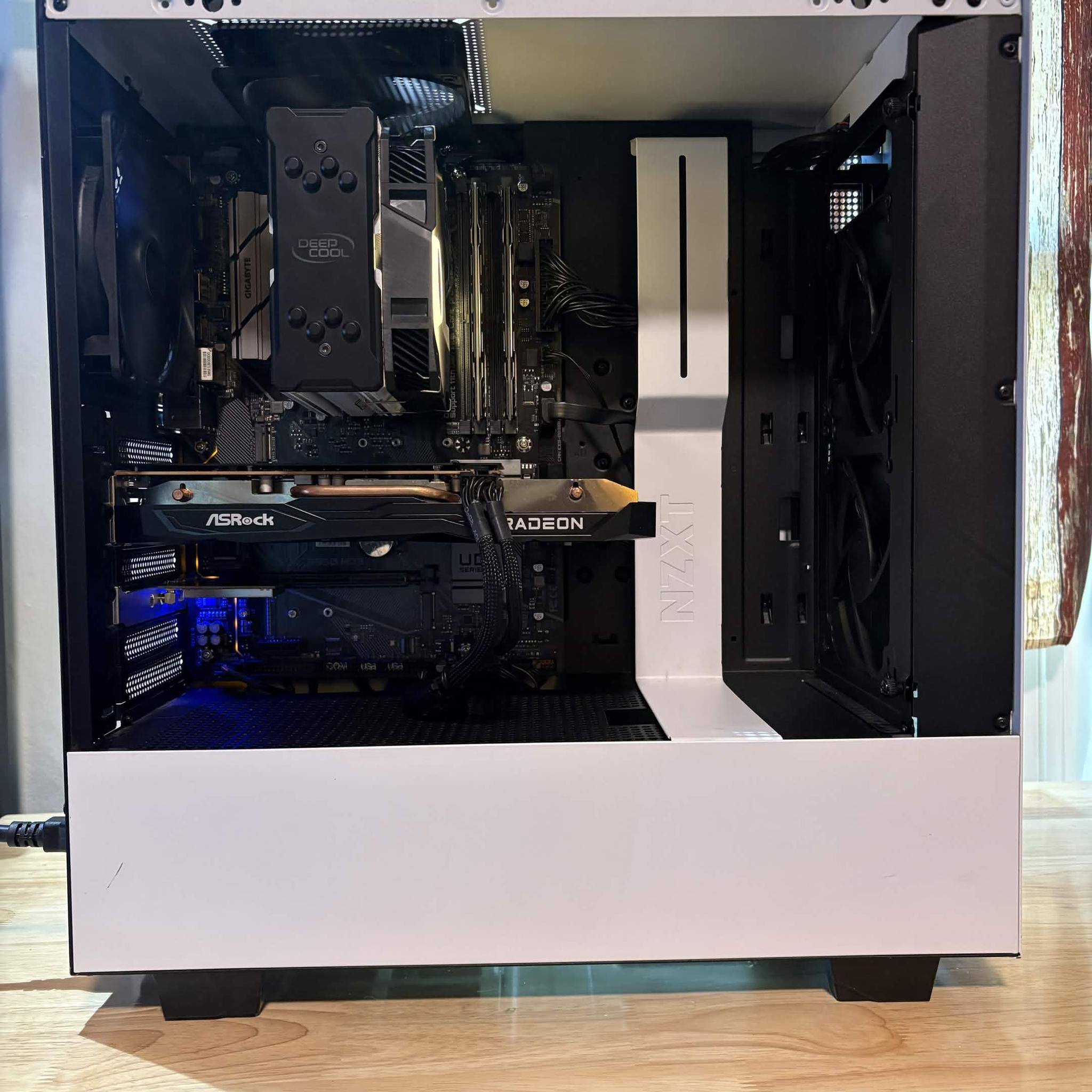 Black Cat Customs - FrostClaw (i5-10400 / RX 6600XT / 2x8GB RAM / 256GB SSD + 1TB HDD