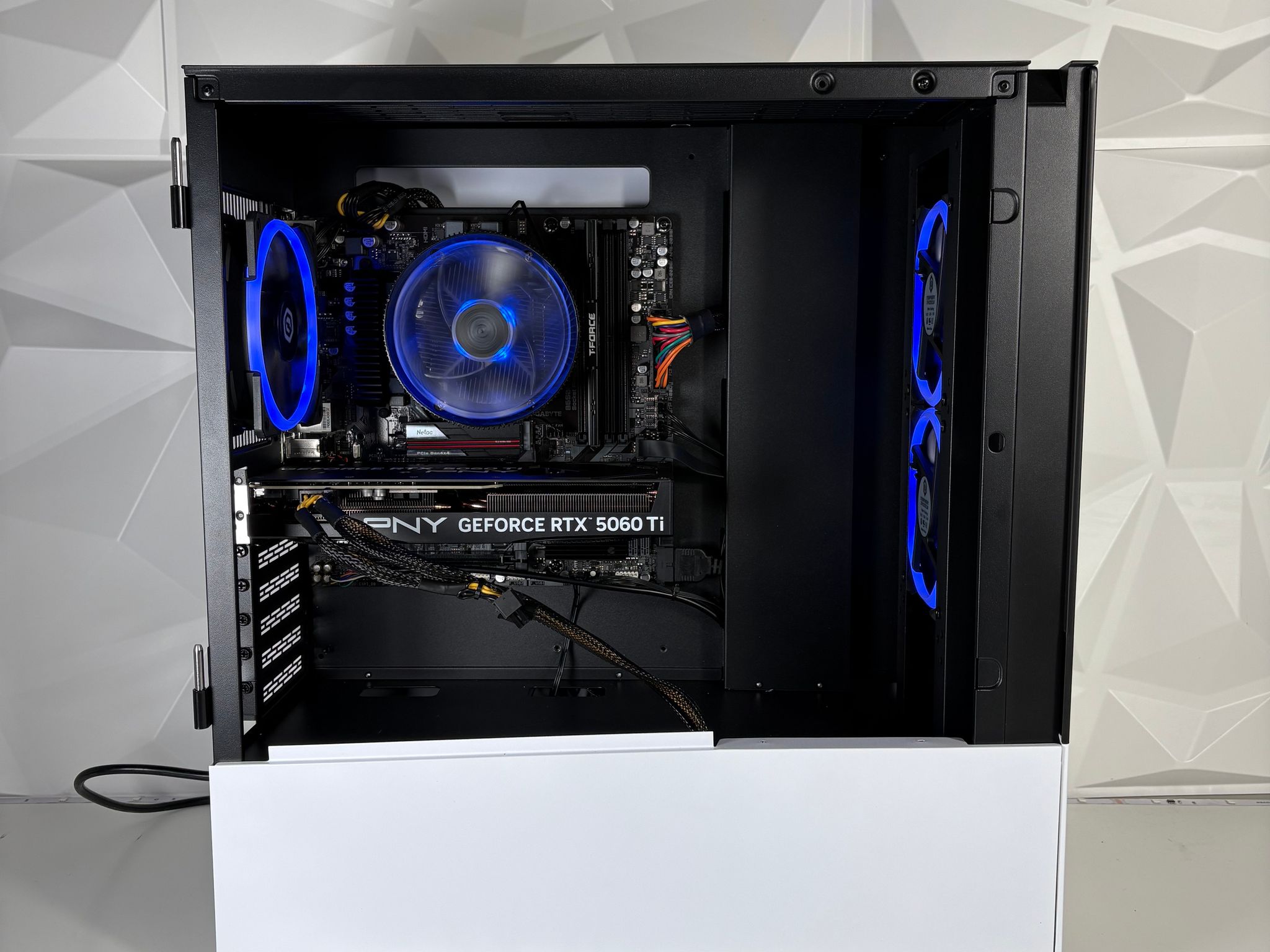 Clean White Gaming PC - Nvidia RTX 5060 Ti 16GB, AMD Ryzen 5 7600, 16GB DDR5, 1TB SSD