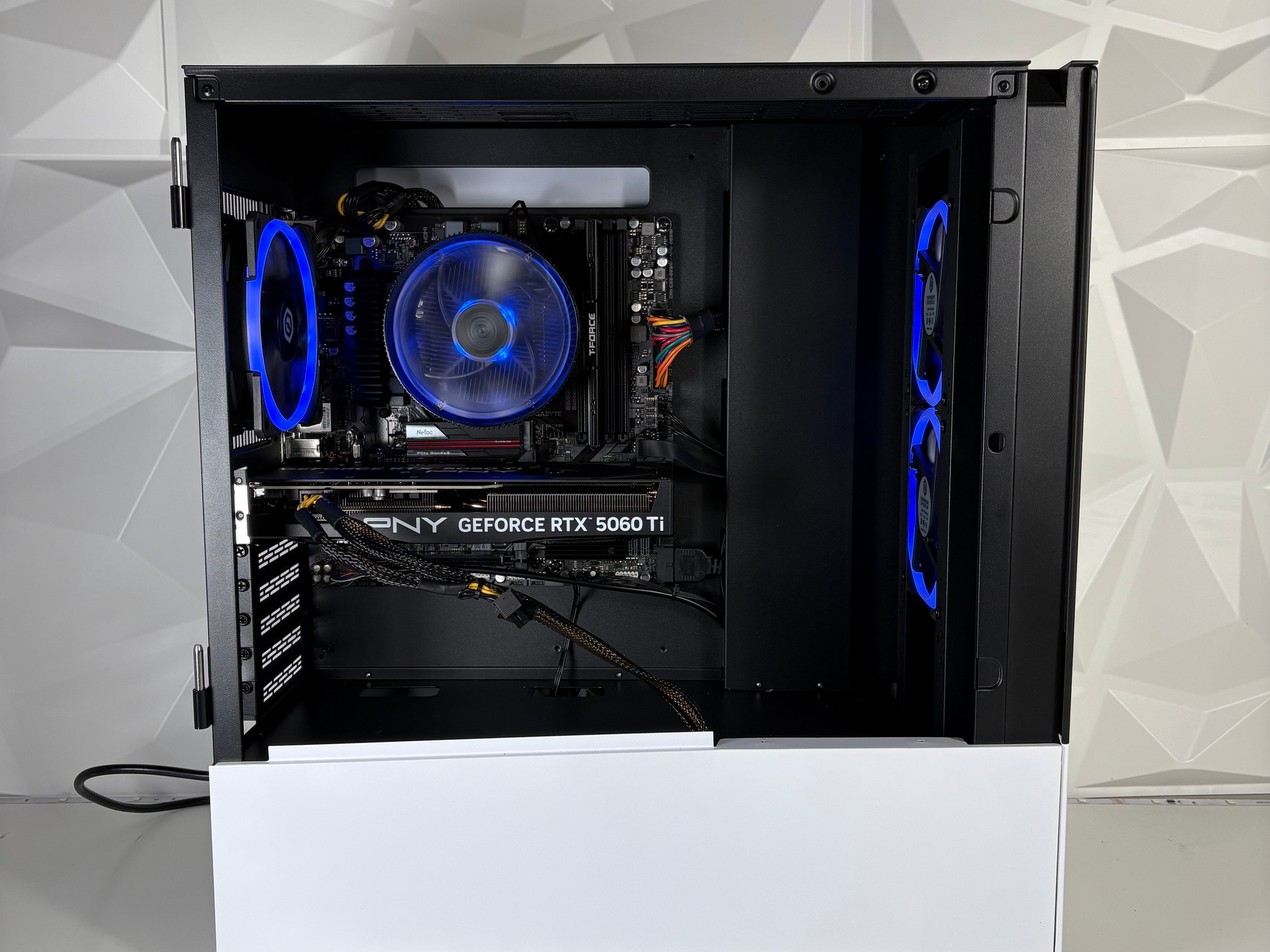 Clean White Gaming PC - Nvidia RTX 5060 Ti 16GB, AMD Ryzen 5 7600, 16GB DDR5, 1TB SSD