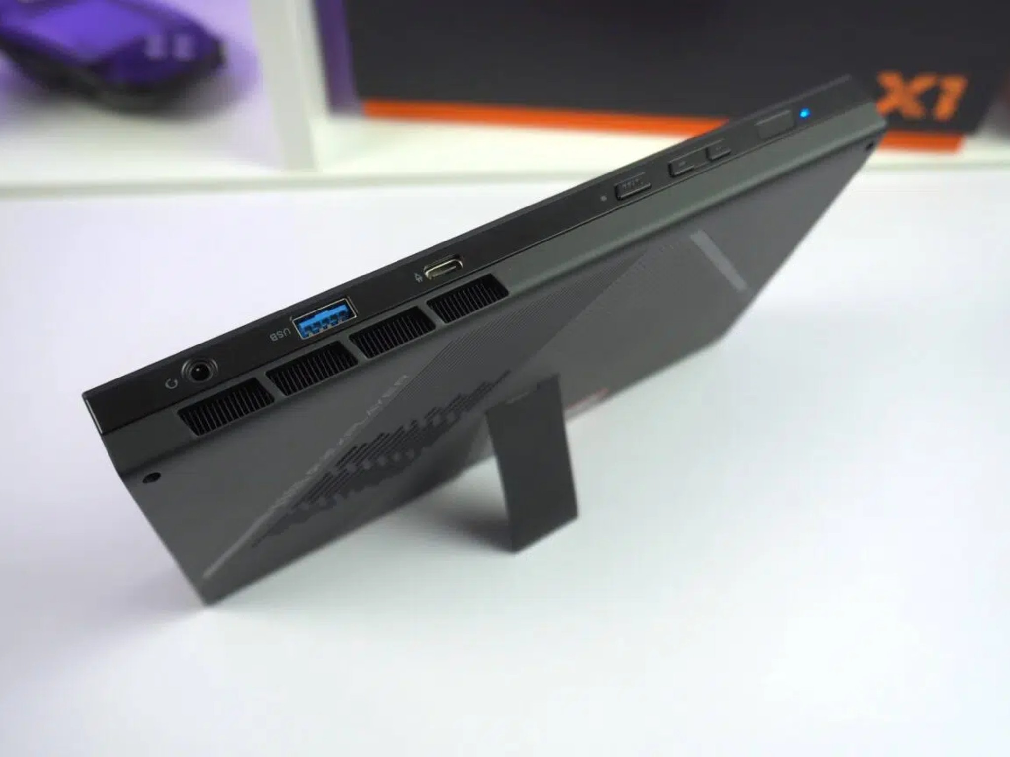 ONEXPLAYER X1 Mini 8840U