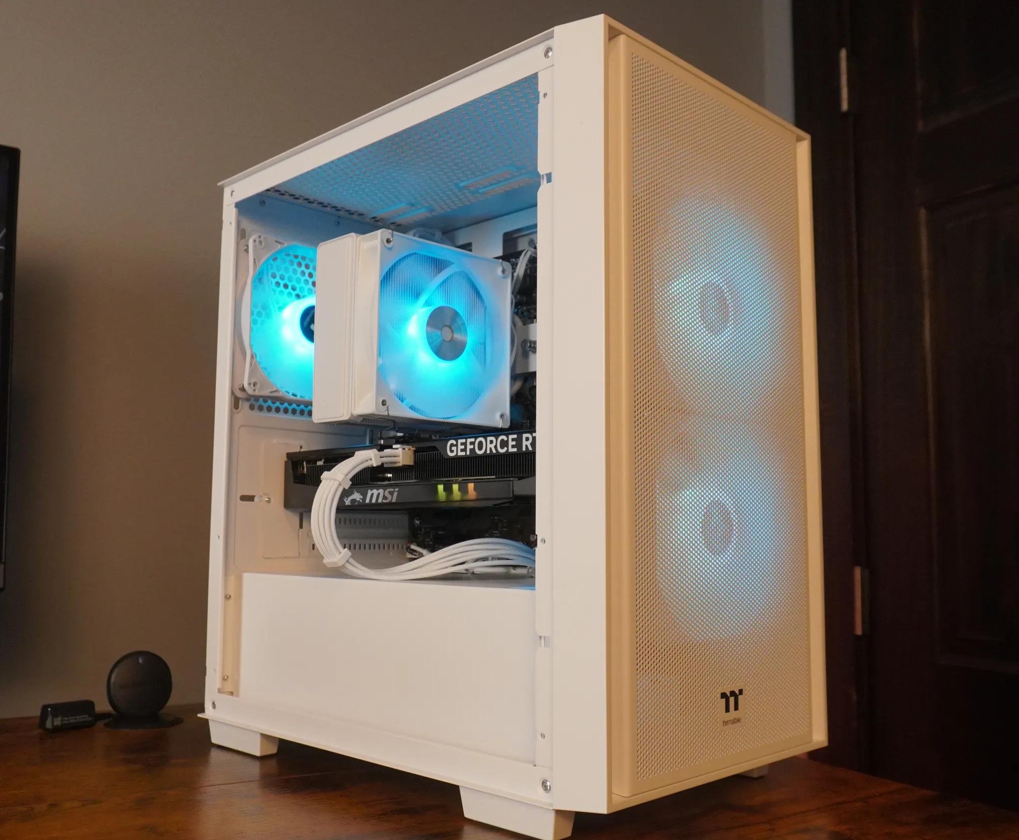 🤍AESTHETIC🤍 1440/1080p NEW GEN GAMING MACHINE 💚RTX 5060 💙 i5 12400f | 32GB | 1TB | WIFI