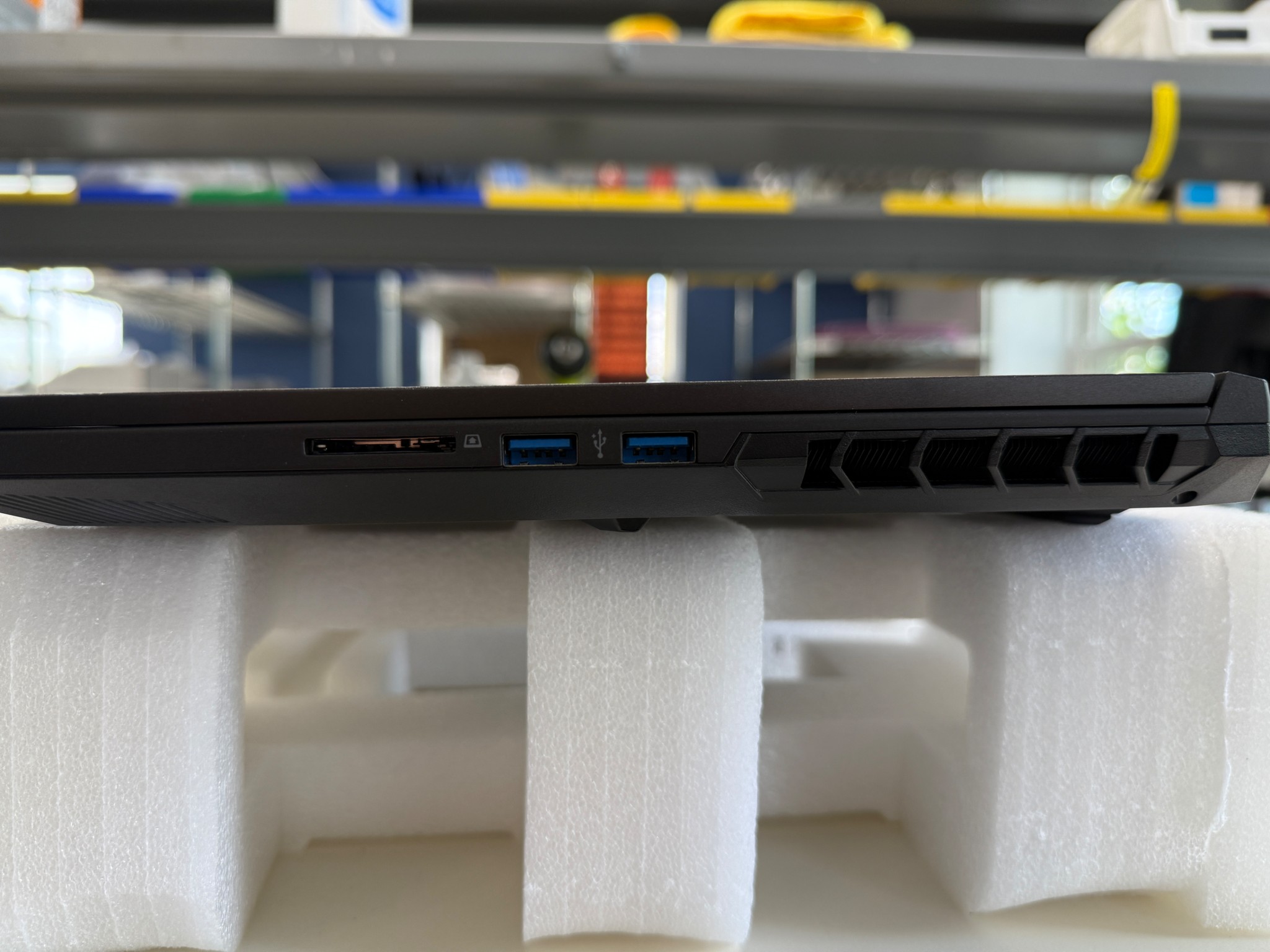 Eluktronics Prometheus XVII, AMD Ryzen 9 5900HX, RTX 3070, 1TB SSD, 32GB Ram