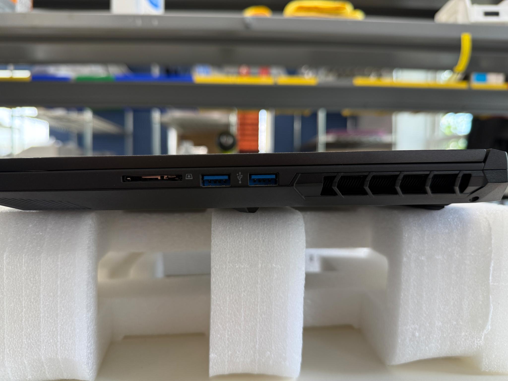 Eluktronics Prometheus XVII, AMD Ryzen 9 5900HX, RTX 3070, 1TB SSD, 32GB Ram