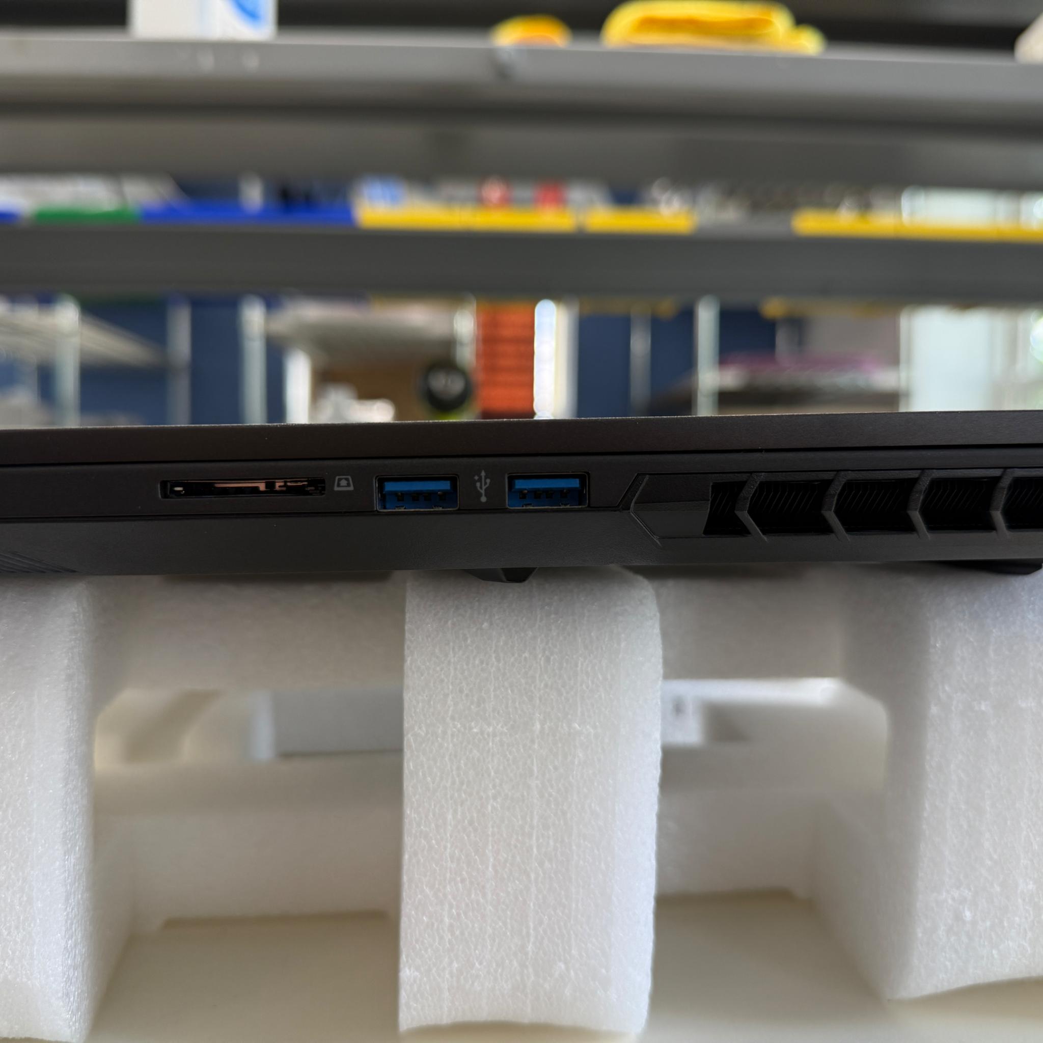 Eluktronics Prometheus XVII, AMD Ryzen 9 5900HX, RTX 3070, 1TB SSD, 32GB Ram
