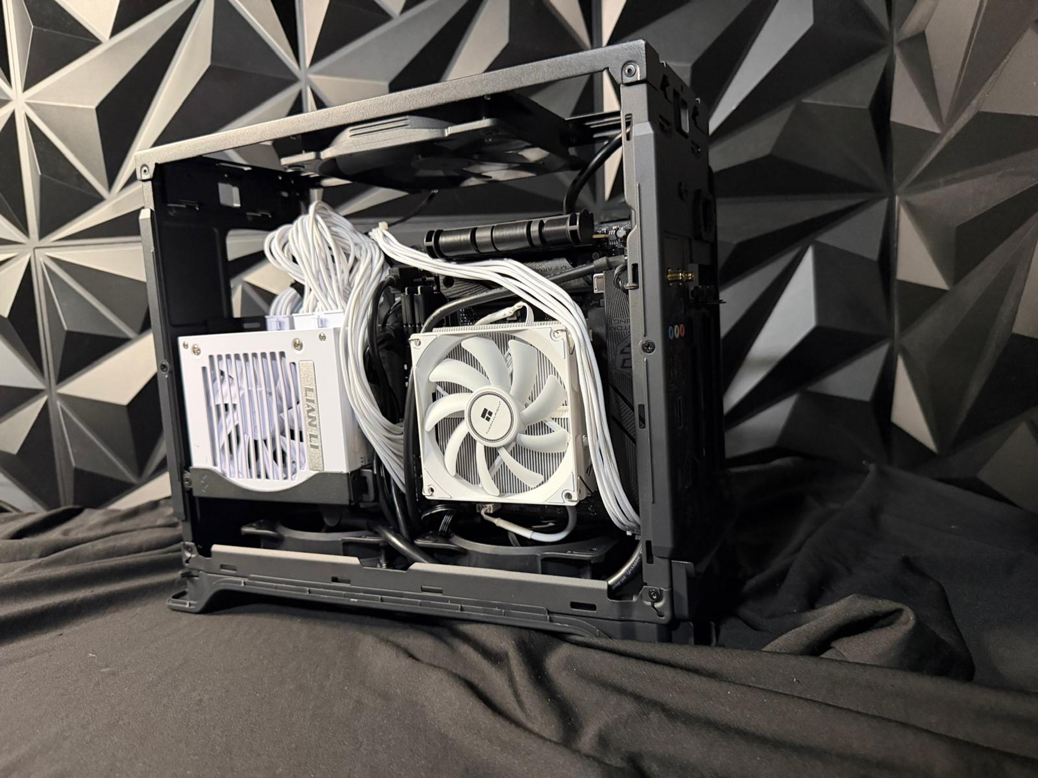 🖤🔥 Charcoal Oak 🌫️🖤 Ryzen 7 7700X| RX 9060XT 16 GB | 32 GB DDR5| 2 TB NVMe| 850W SFX PSU
