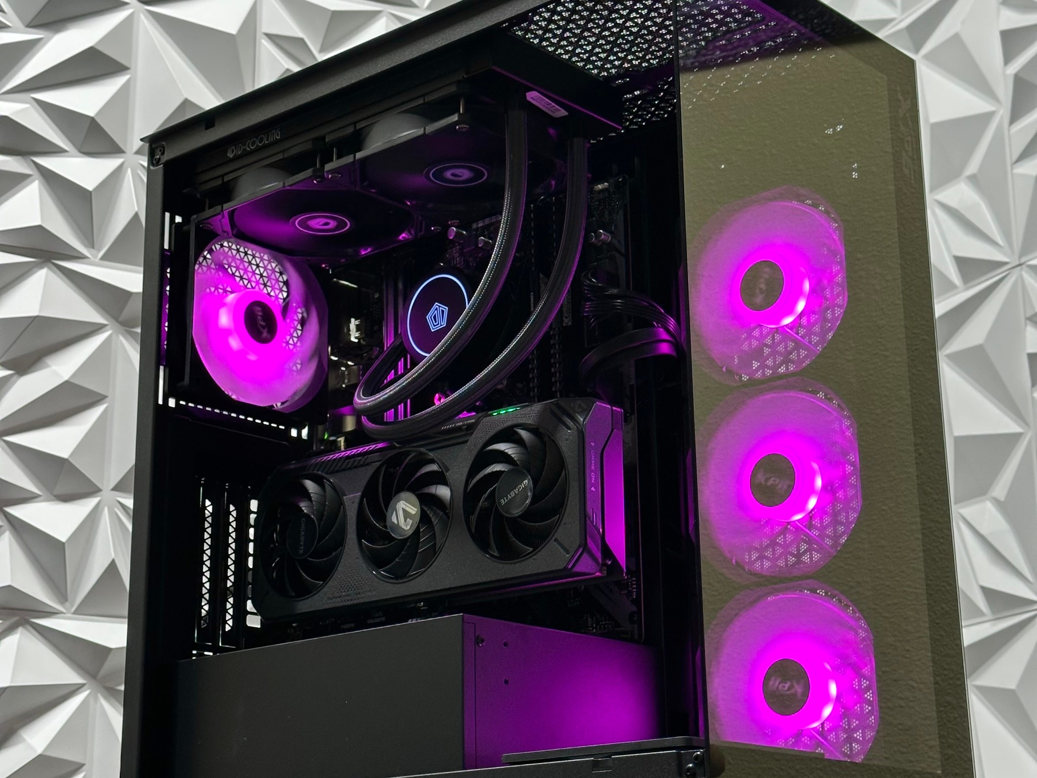 Gaming pc / Ryzen 5 5600x / RTX 5060 / 32GB 3200MHz Ram / 1TB crucial SSD / B550 / windows 11 pro