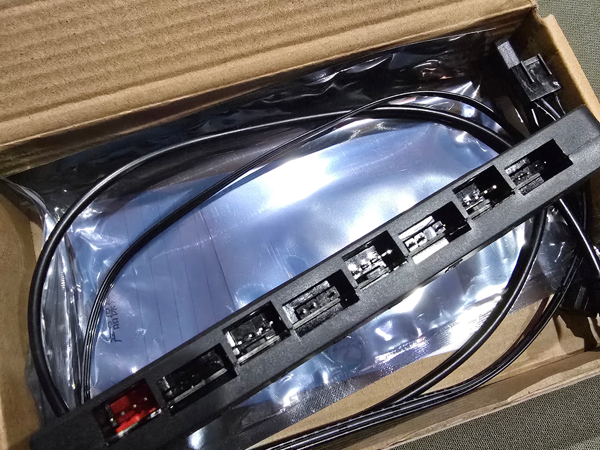 Thermalright ARGB Fan HUB Controller Support 8 Groups of Fans, 8-Port 4 Pin PC Fan Controller
