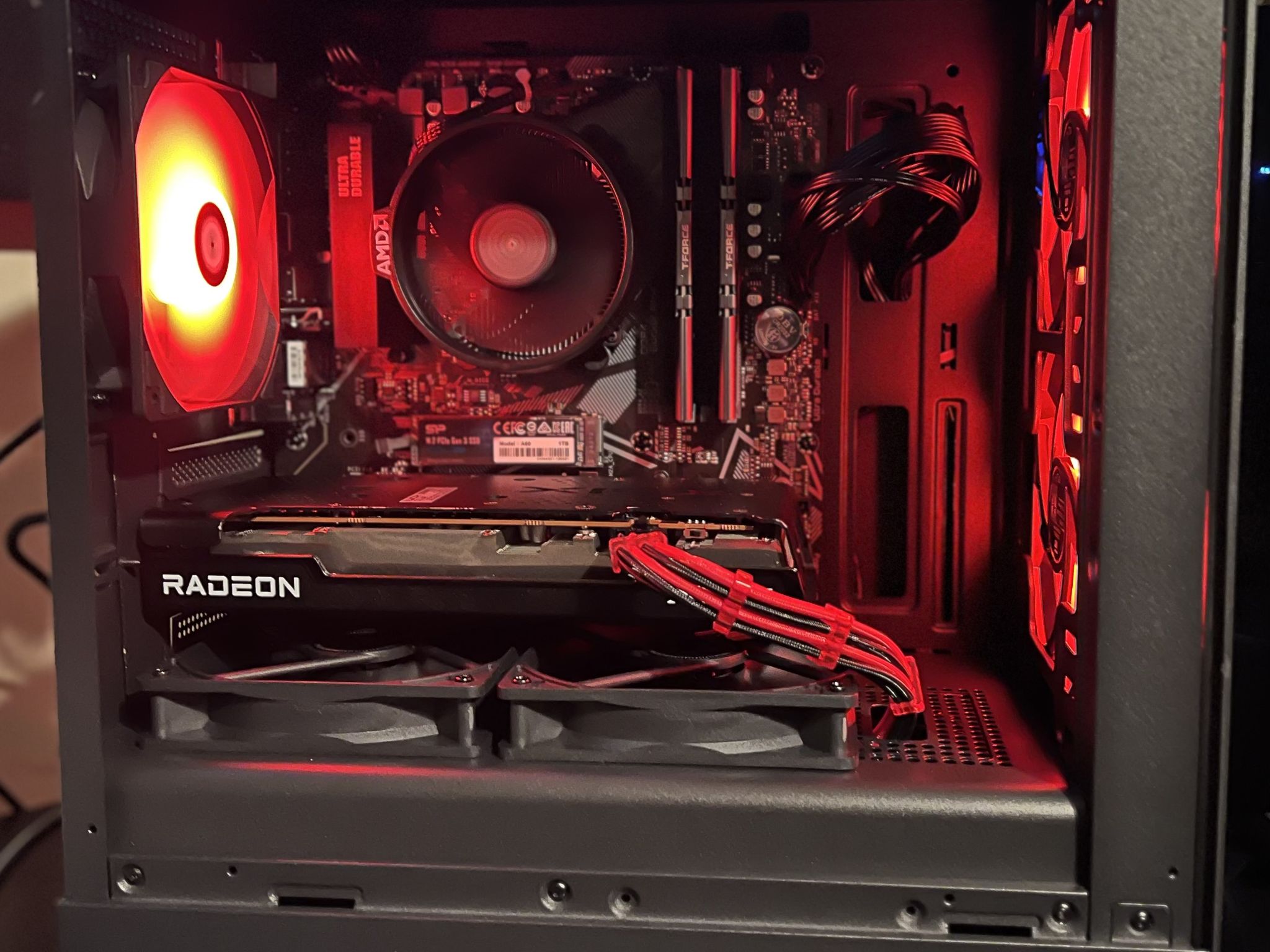 Custom AMD gaming PC  Ryzen 5 5600GT/RX 7600 8 GB/32 GB DDR4/1.25 TB SSD