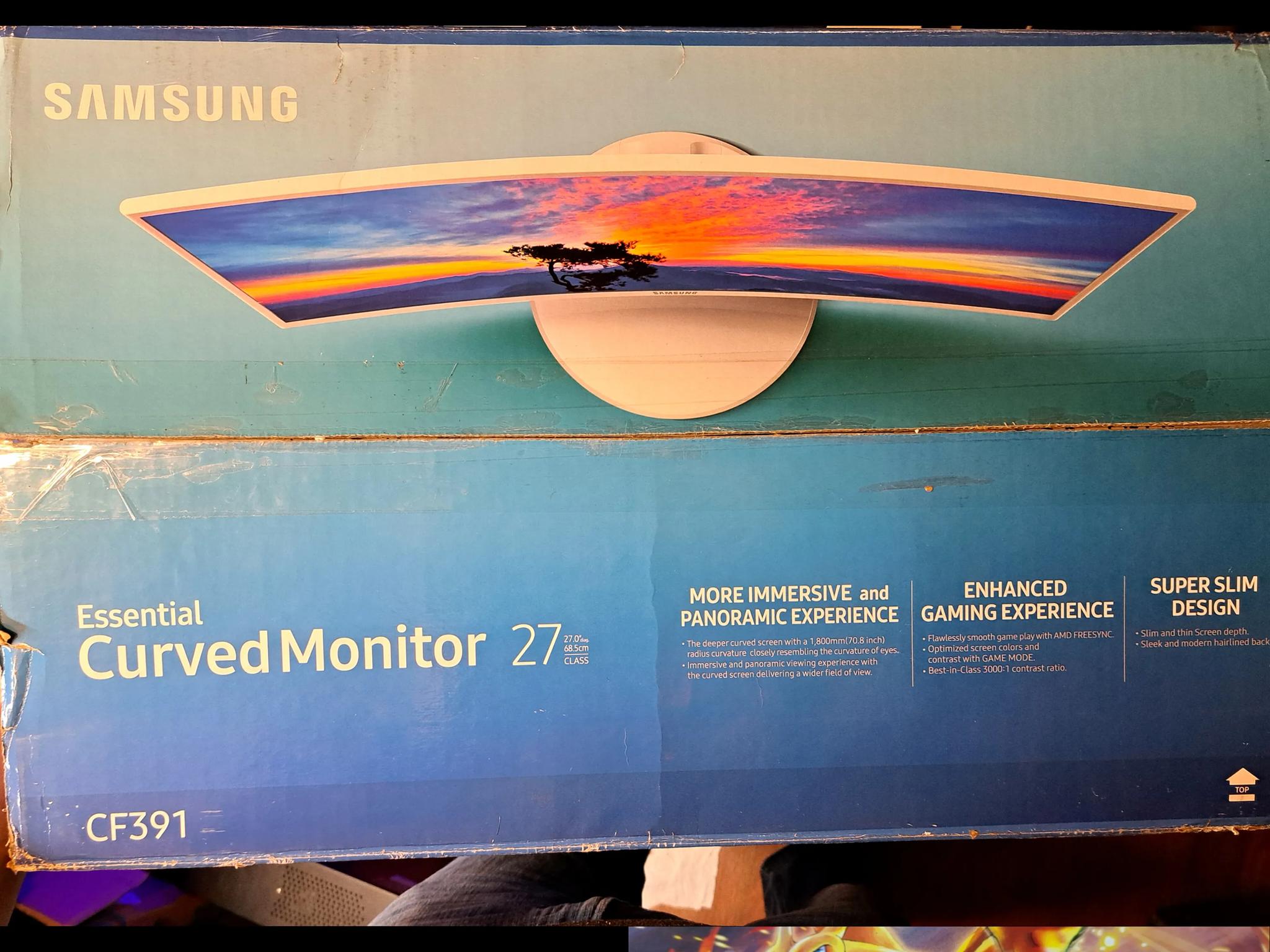 Samsung 27" Essential Curved Gaming Monitor - White