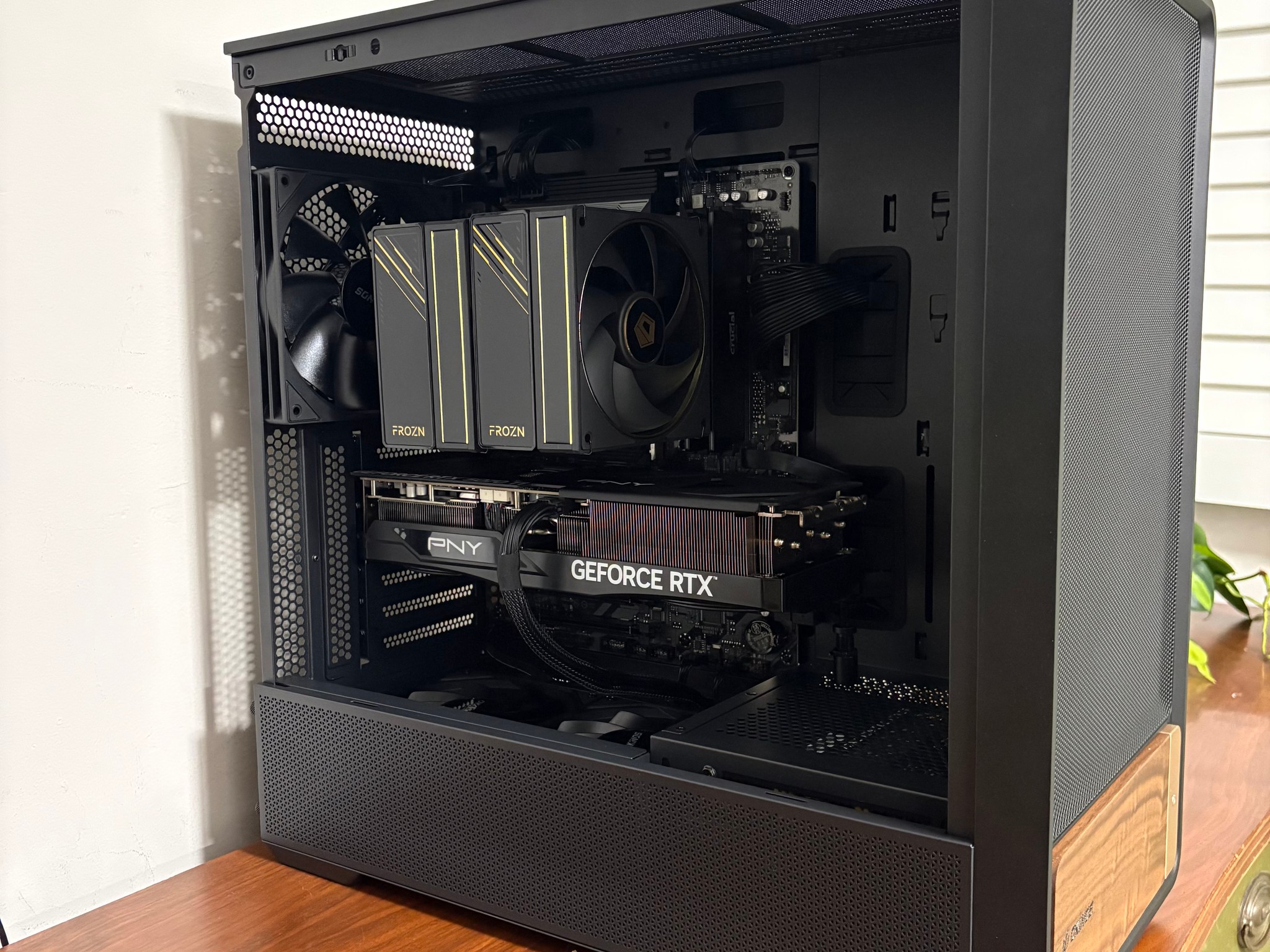 RTX 5070 Ti | Ryzen 5 7600X3D | 32GB DDR5 | 2TB NVMe | ATX 3.1 850W | Okionos Air Cross (ATX)