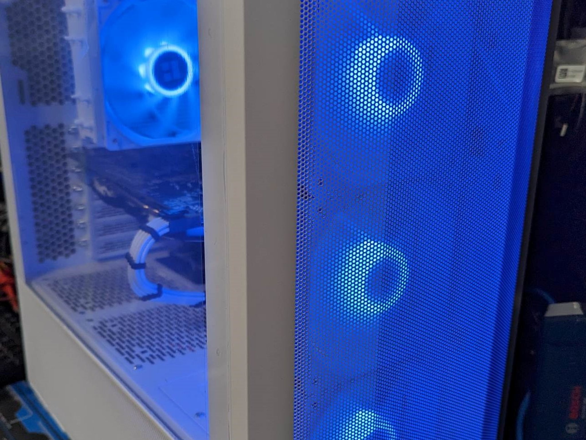 UCW Ready To Play: Custom Z390 Build (i7-8700 + RX 580)