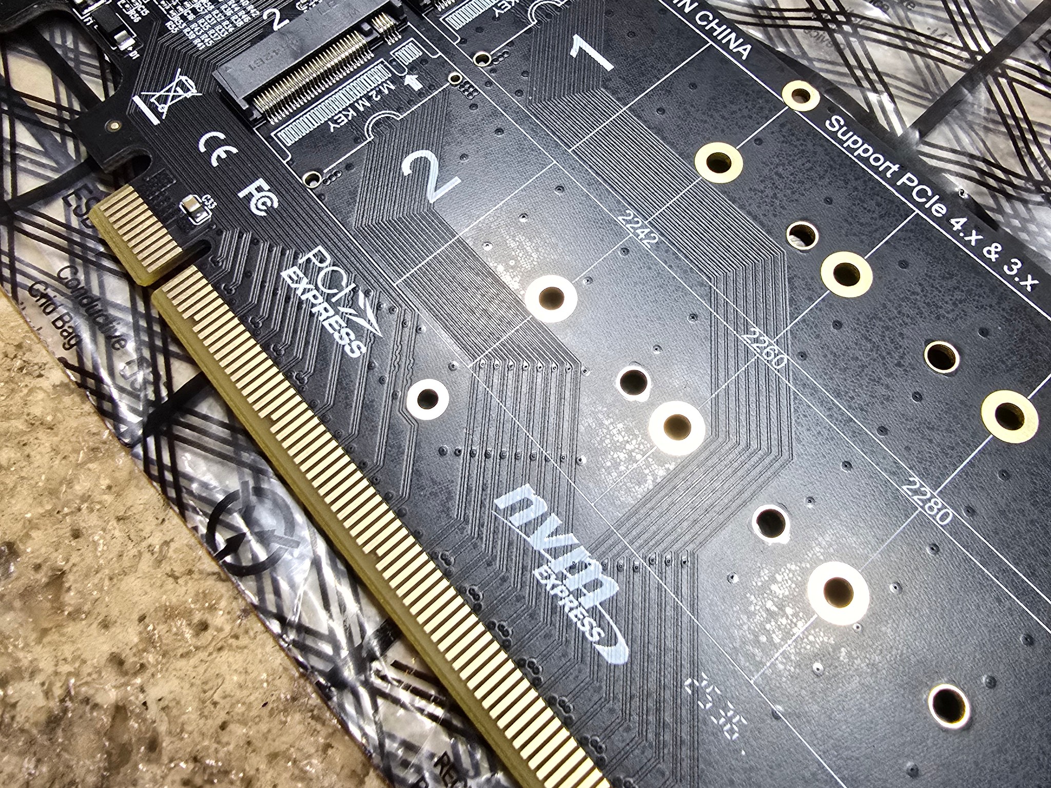 PH44PRO Dual-Sided 4 x M.2 M-Key NVME to PCIe X16 Splitter Card 4 x 32Gbps 2U Server RAID Array