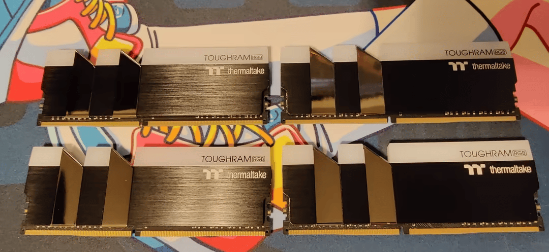 Thermaltake TOUGHRAM 32 GB (4 x 8 GB) DDR4-4400 CL19