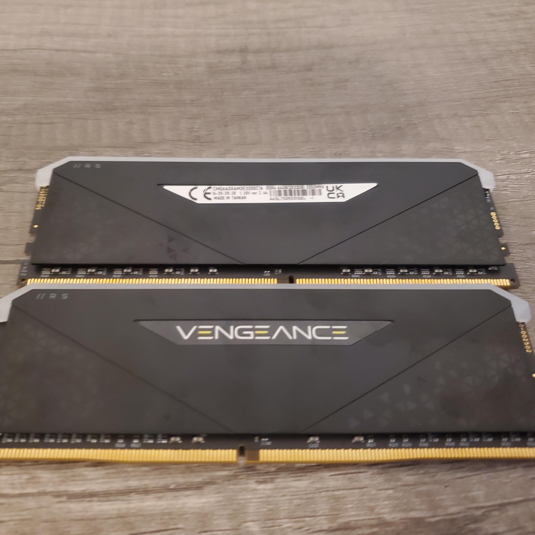 2x32GB DDR4 Corsair RGB 3200MHz Black